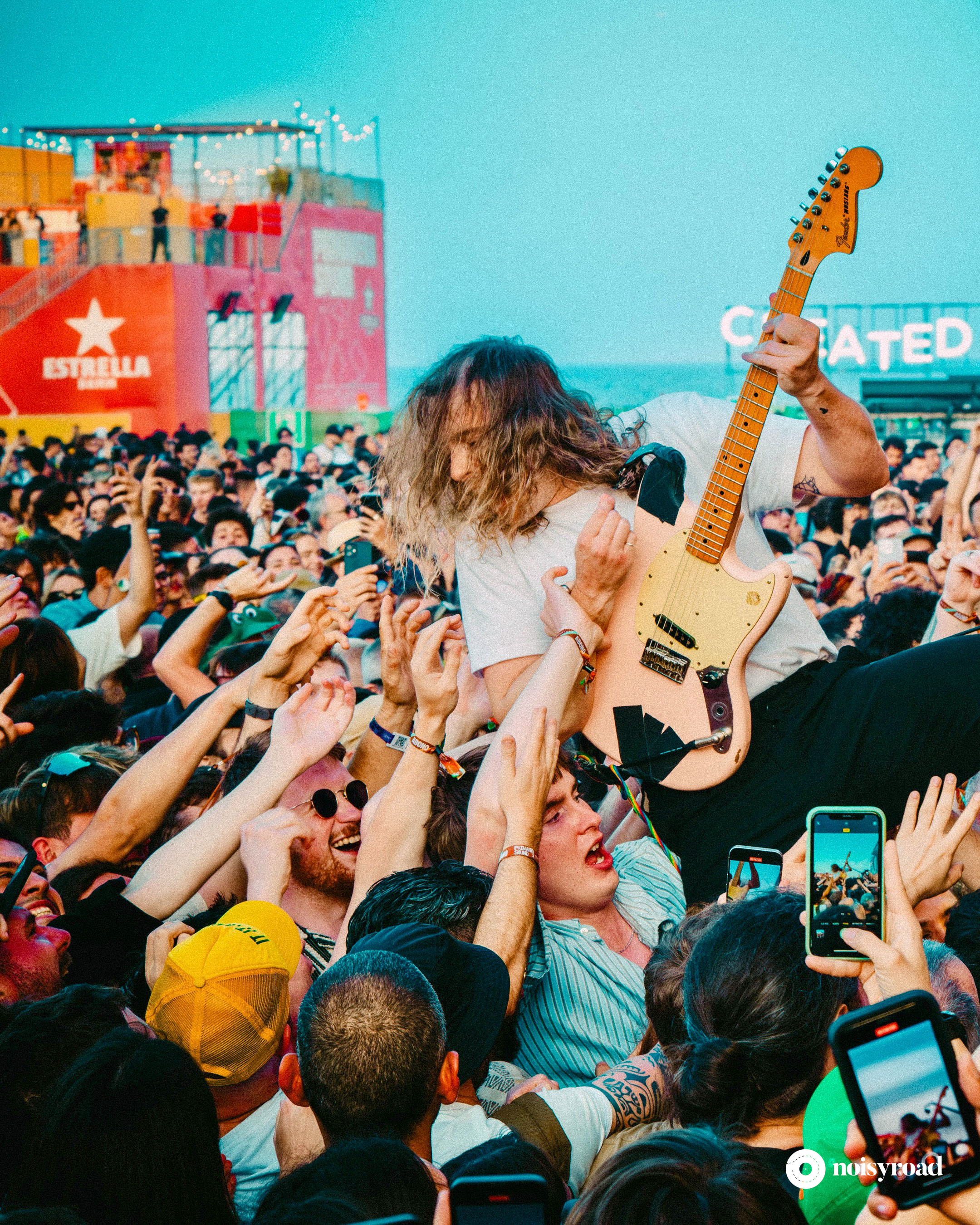 Lee Kiernan degli IDLES fa crowd surfing al Primavera Sound 2025