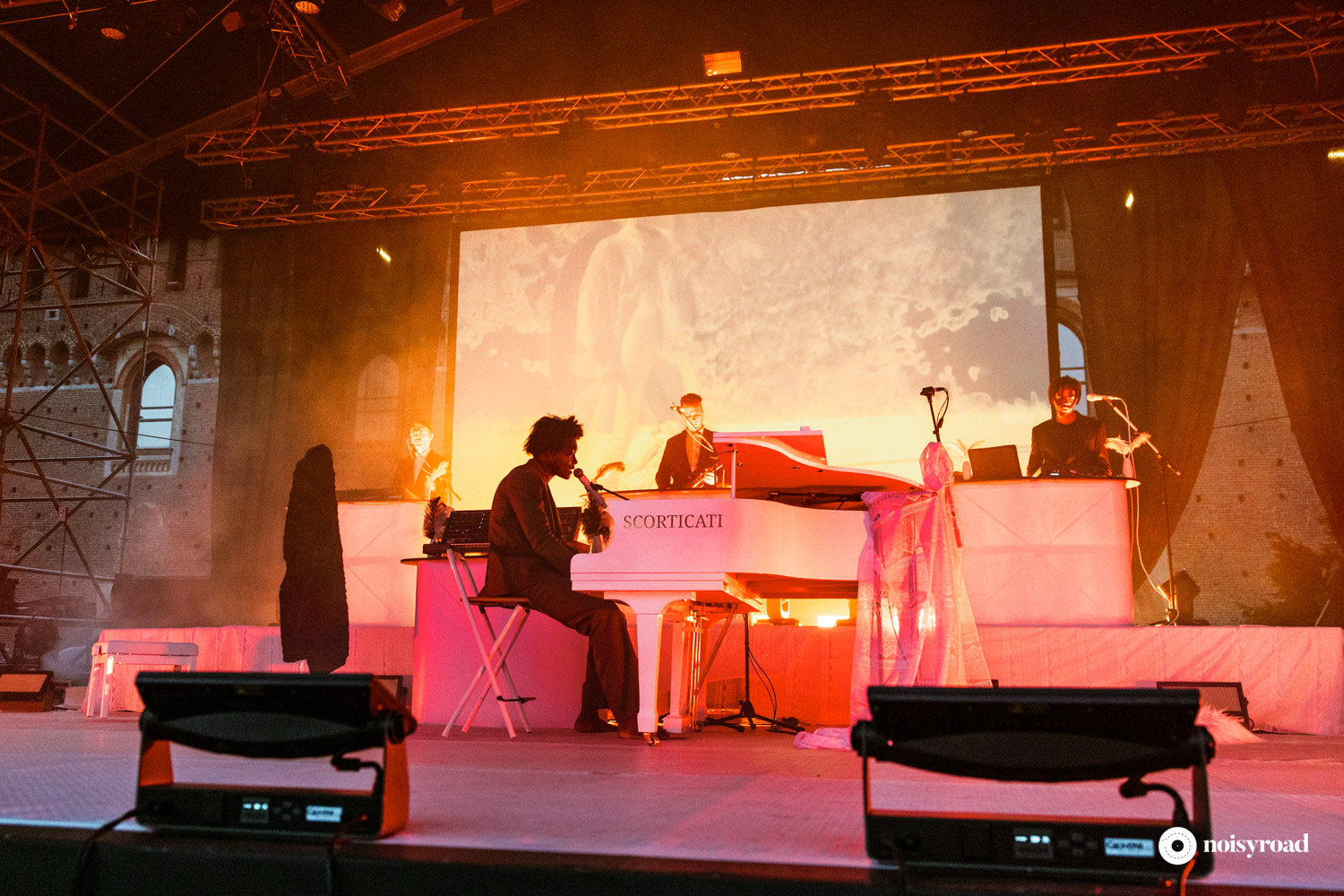 Benjamin Clementine al pianoforte "Scorticati" mentre suona e canta al pubblico del Castello Sforzesco di Milano