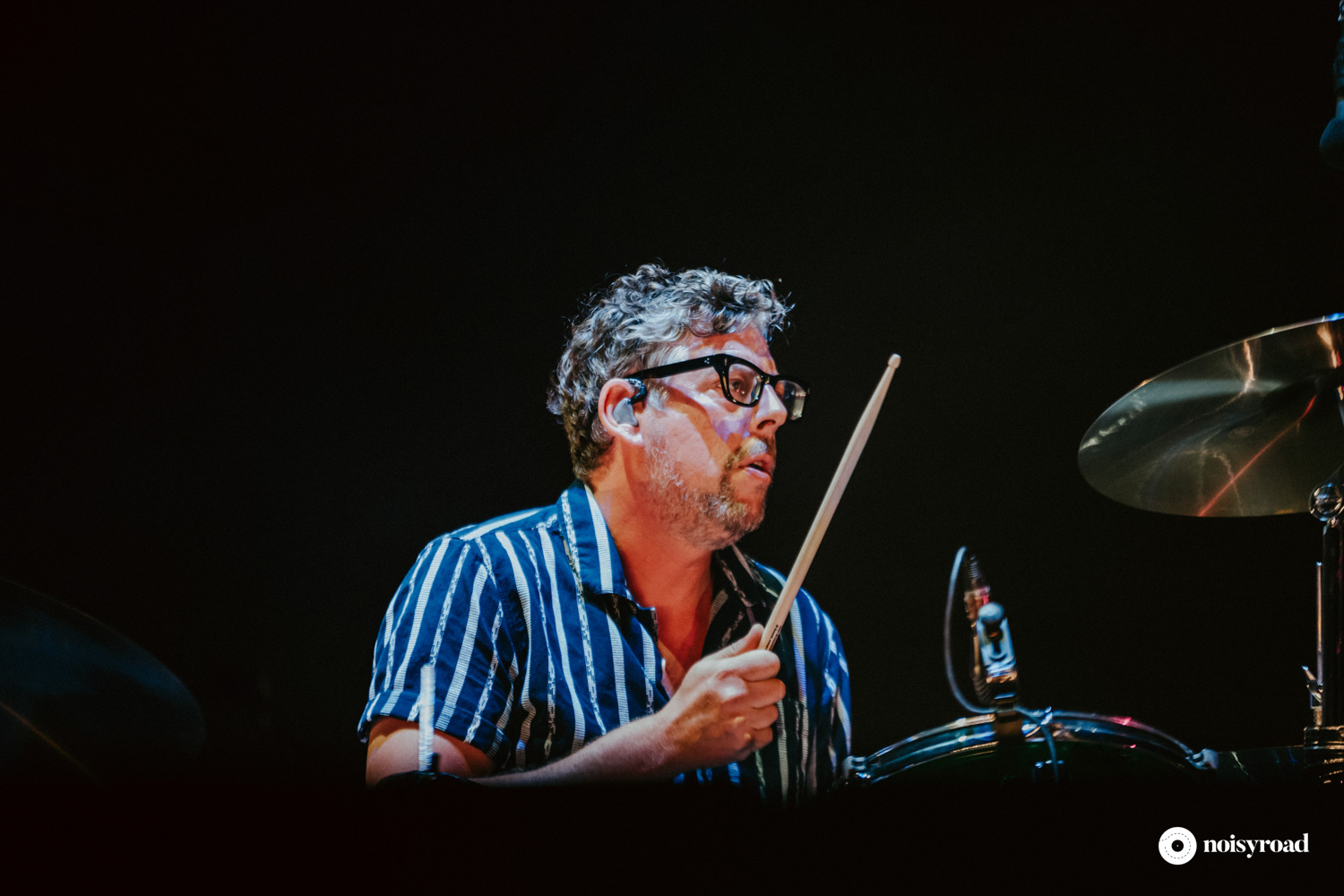 Patrick Carney, il batterista dei Black Keys mentre suona al Rock in Roma 2025
