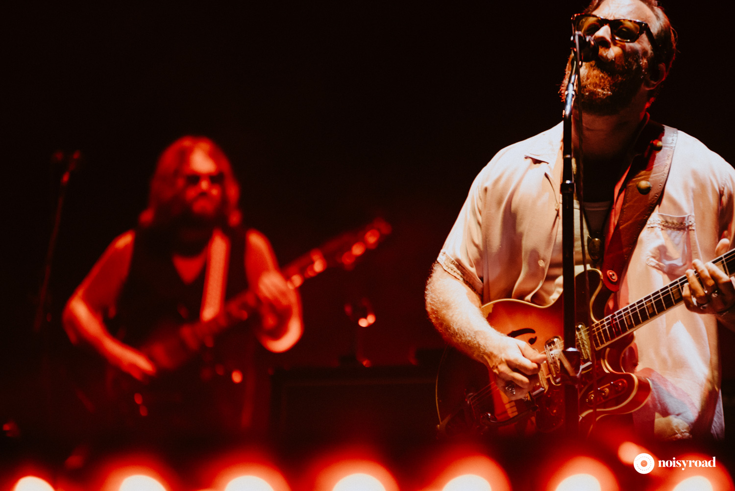 In primo piano il frontman dei Black Keys, Dan Auerbach, mentre canta e suona al Rock in Roma