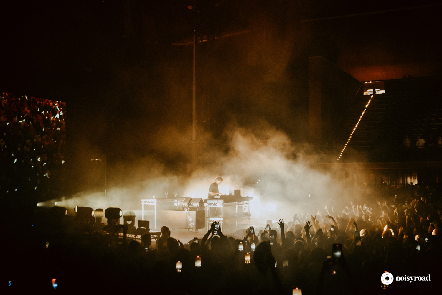 Jamie xx avvolto nella nebbia sul palco della Cavea del Auditorium al Roma Summer Fest Jamie xx avvolto nella nebbia sul palco della Cavea del Auditorium al Roma Summer Fest