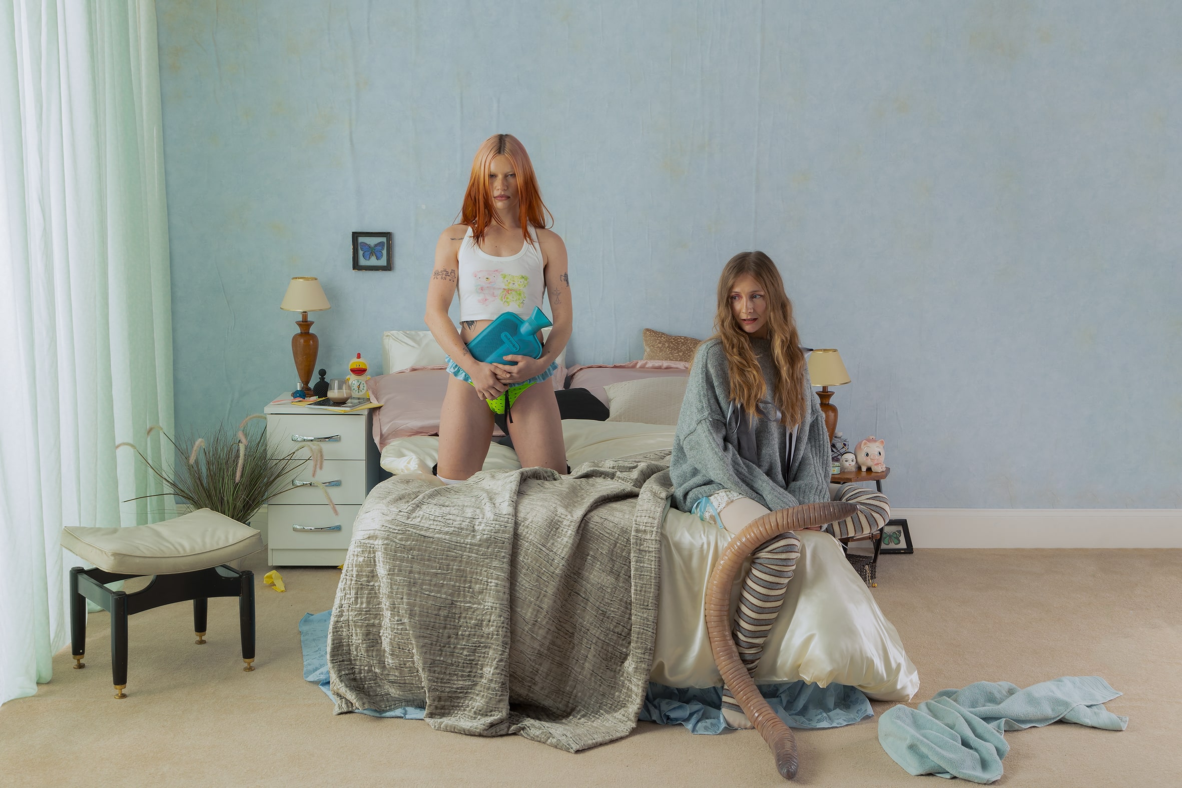 Wet Leg, Rhian Teasdale e Hester Chambers Le Wet Leg su un letto per promuovere il nuovo album "moisturizer" la recensione