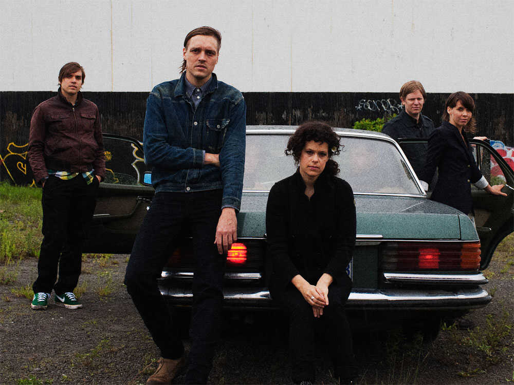 Arcade Fire in posa su una macchina