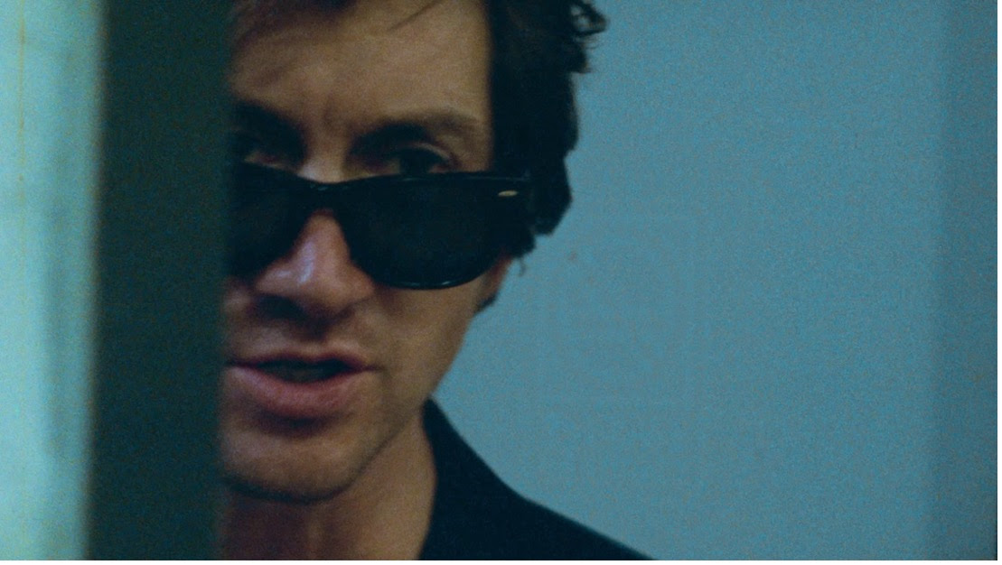 Alex Turner degli Arctic Monkeys con gli occhiali Ray-Ban Wayfarer