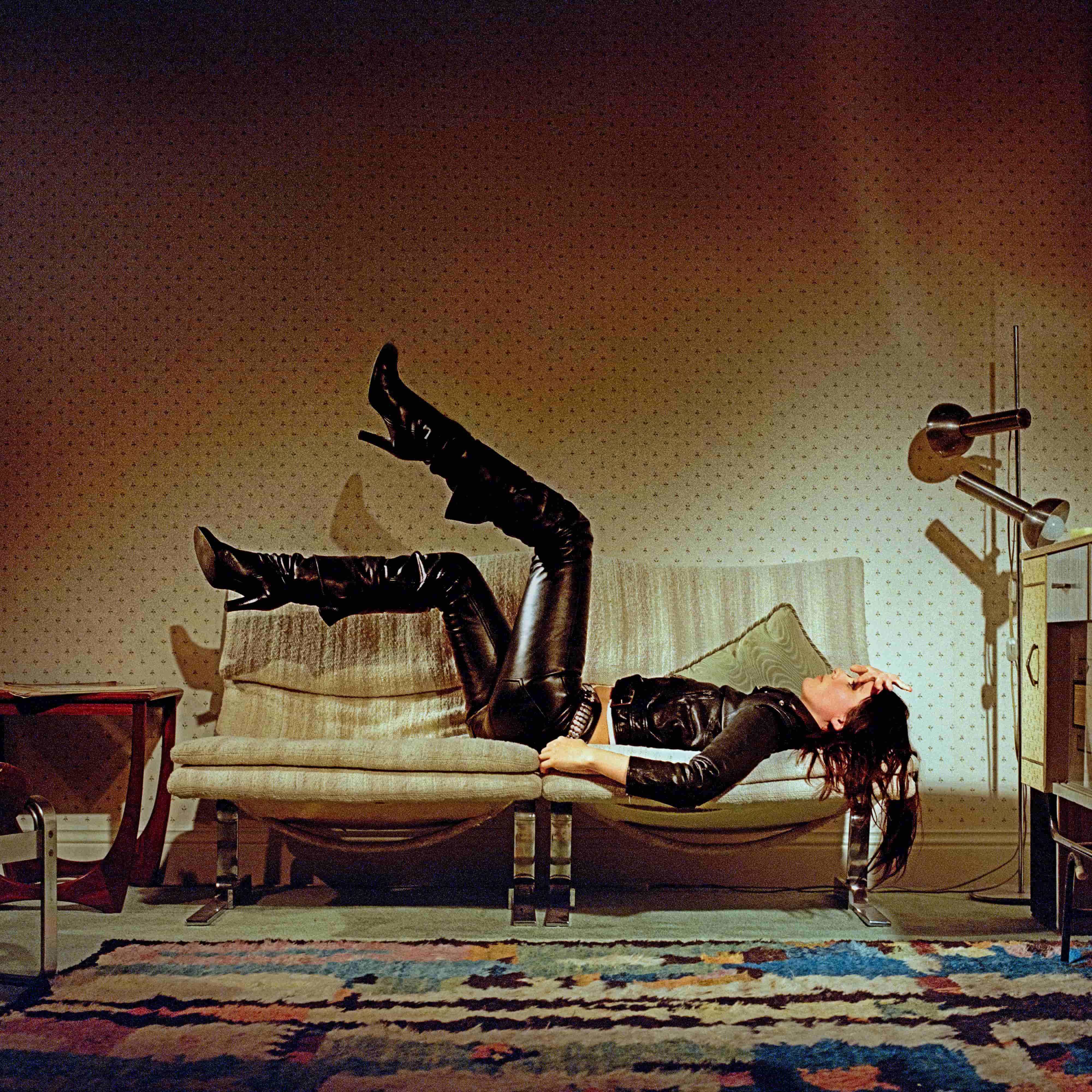 Ellie Rowsell sdraiata su un sofa