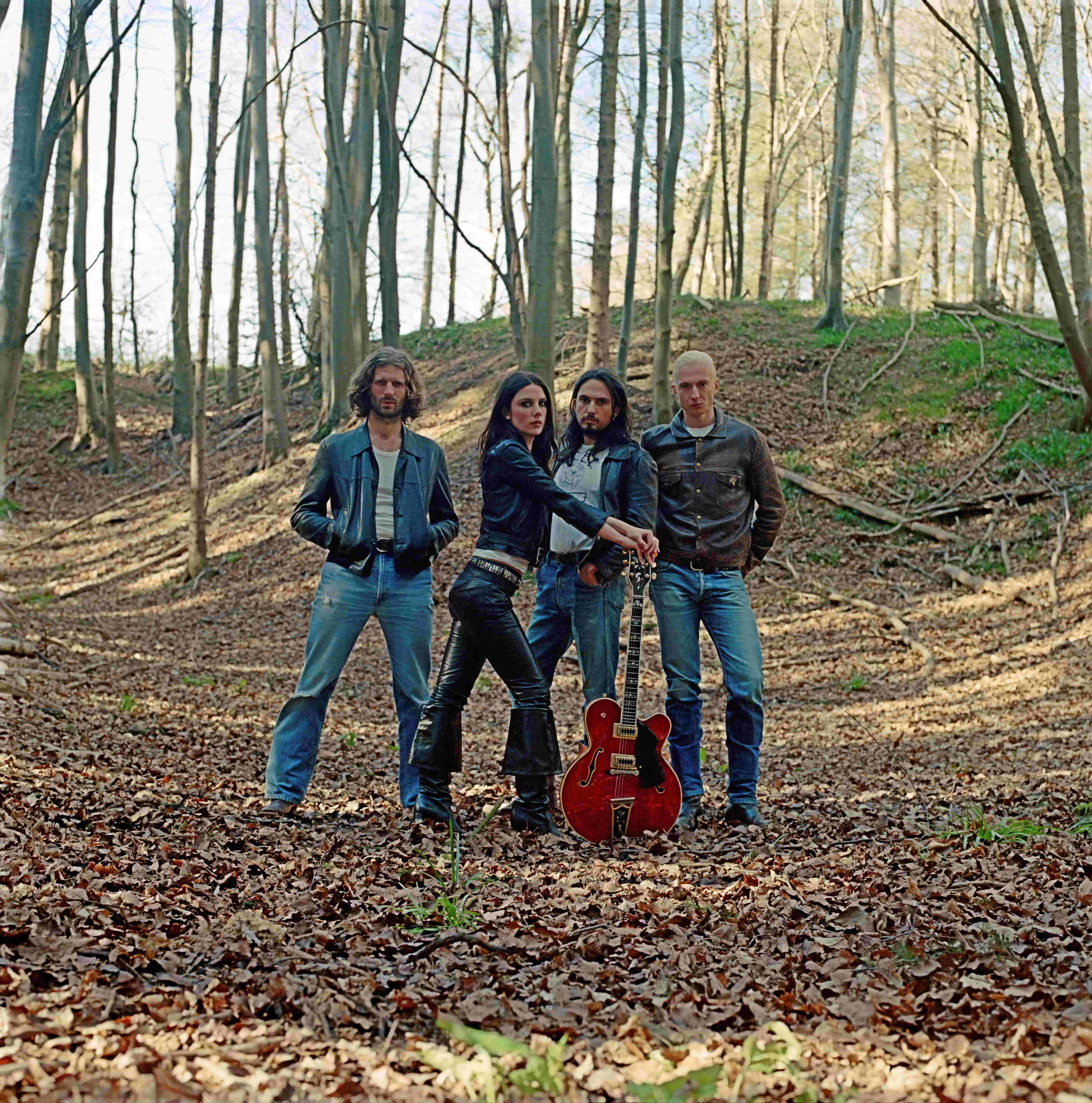 I Wolf Alice in posa per il video di White Horses