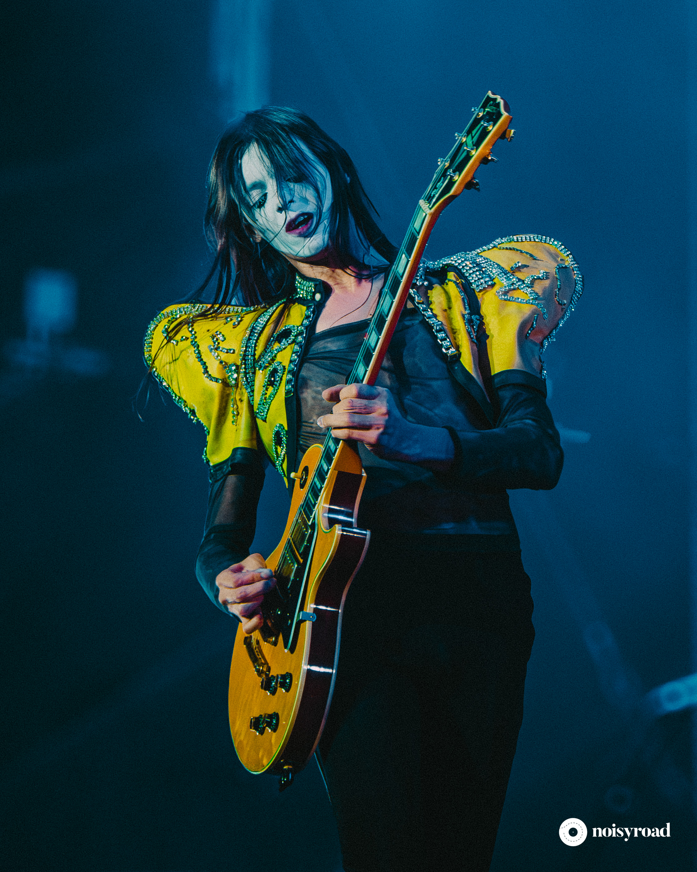 Lucio Corsi mentre suona un assolo alla chitarra durante il concerto all'Ippodromo di Milano, 2025 Lucio Corsi mentre suona un assolo alla chitarra durante il concerto all'Ippodromo di Milano, 2025