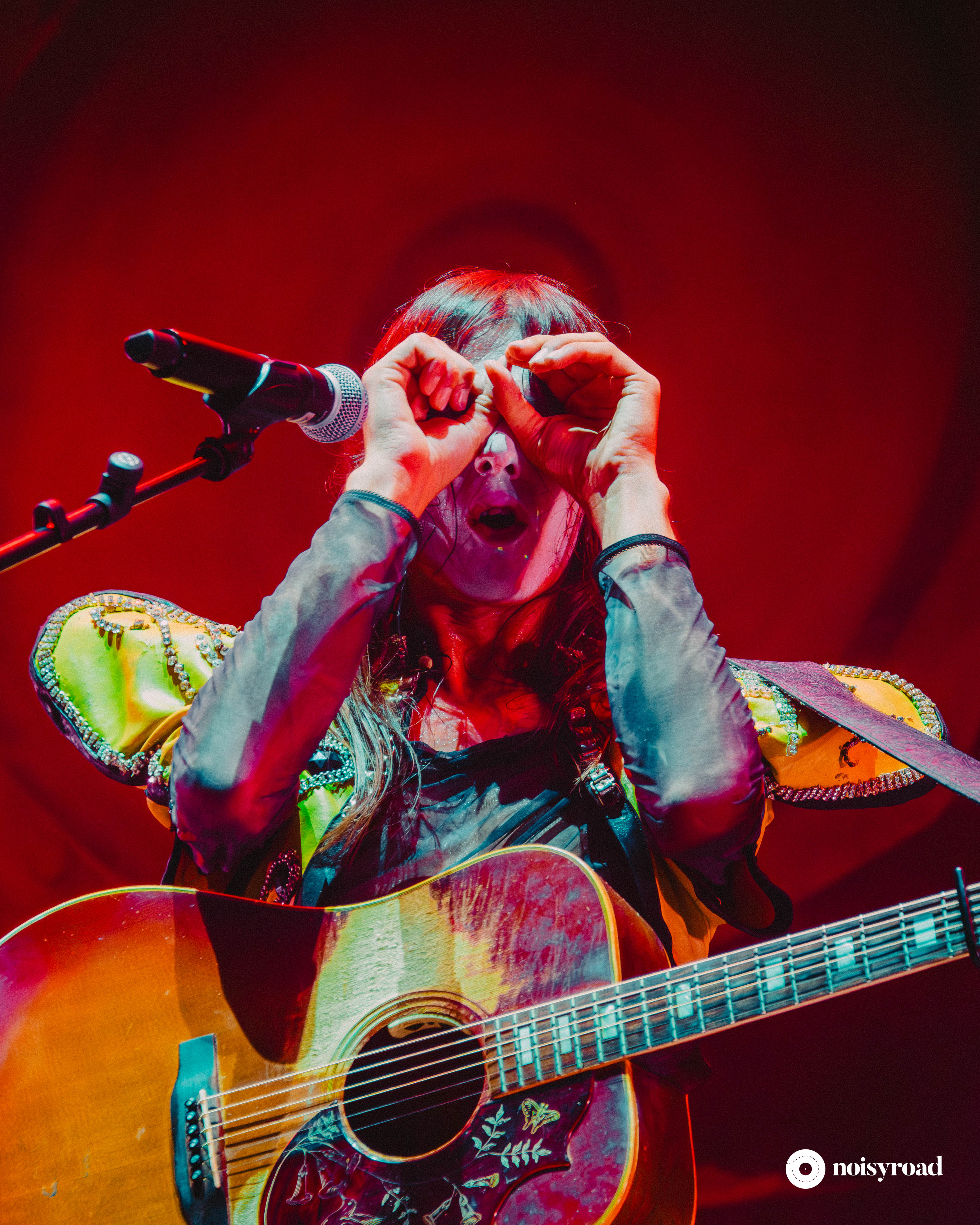 Lucio Corsi fa un binocolo con le mani al concerto all'Ippodromo di Milano Lucio Corsi fa un binocolo con le mani al concerto all'Ippodromo di Milano