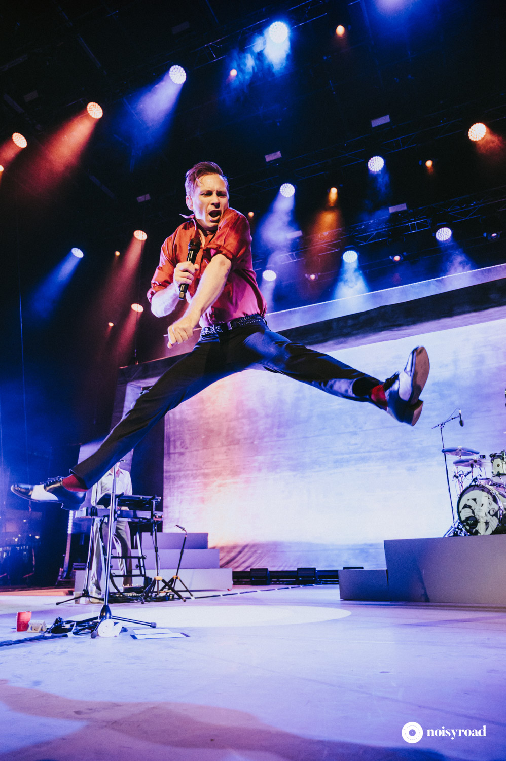 Alex Kapranos mentre salta durante il concerto dei Franz Ferdinand al Roma Summer Fest 2025