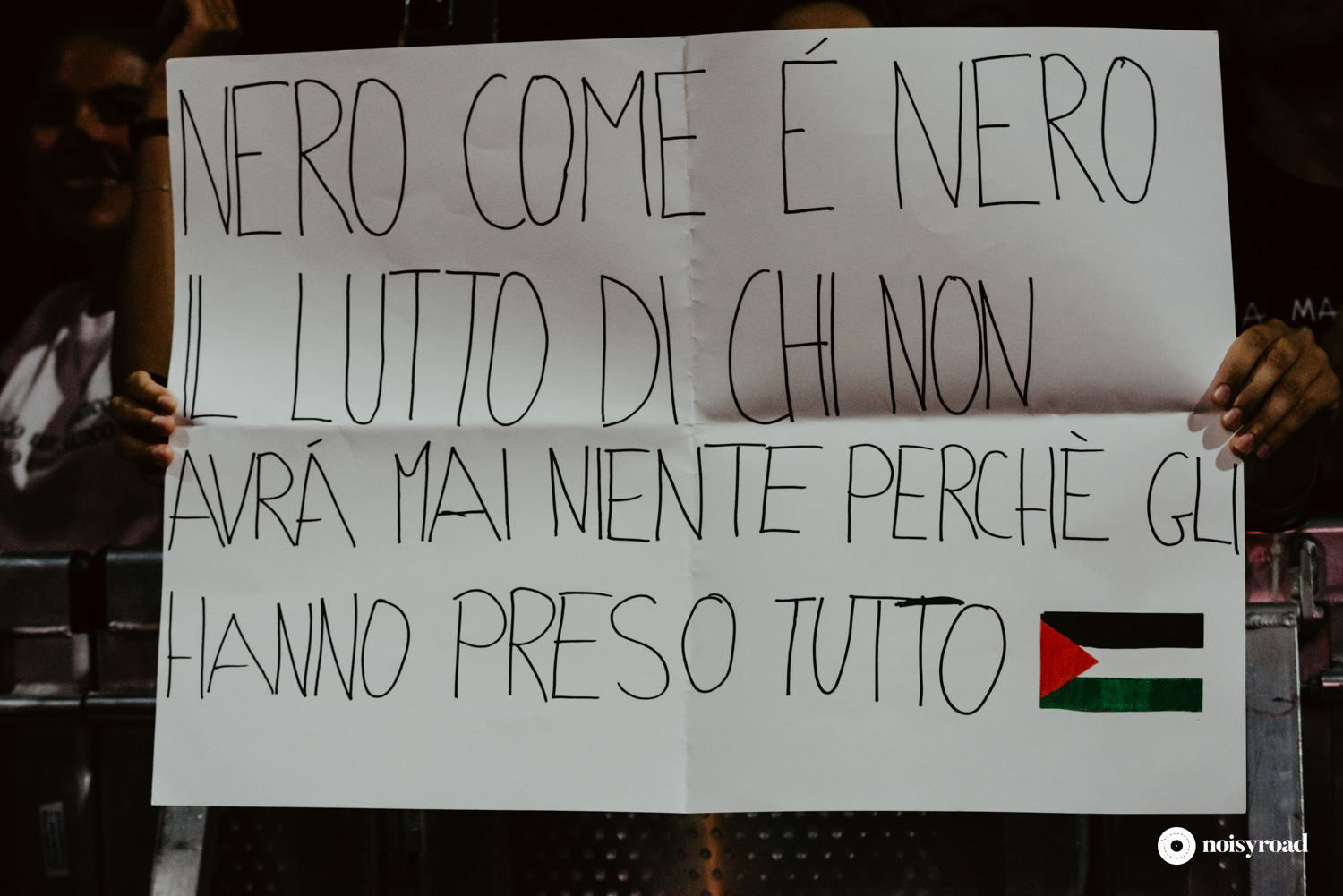 Un cartellone di una fan a favore della Palestina a Nessun Dorma, Roma Un cartellone di una fan a favore della Palestina a Nessun Dorma, Roma