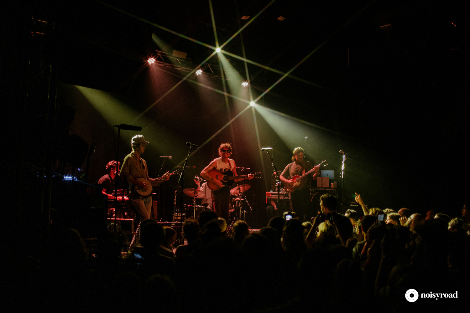 I Caamp suonano sul palco della Santeria Toscana a Milano