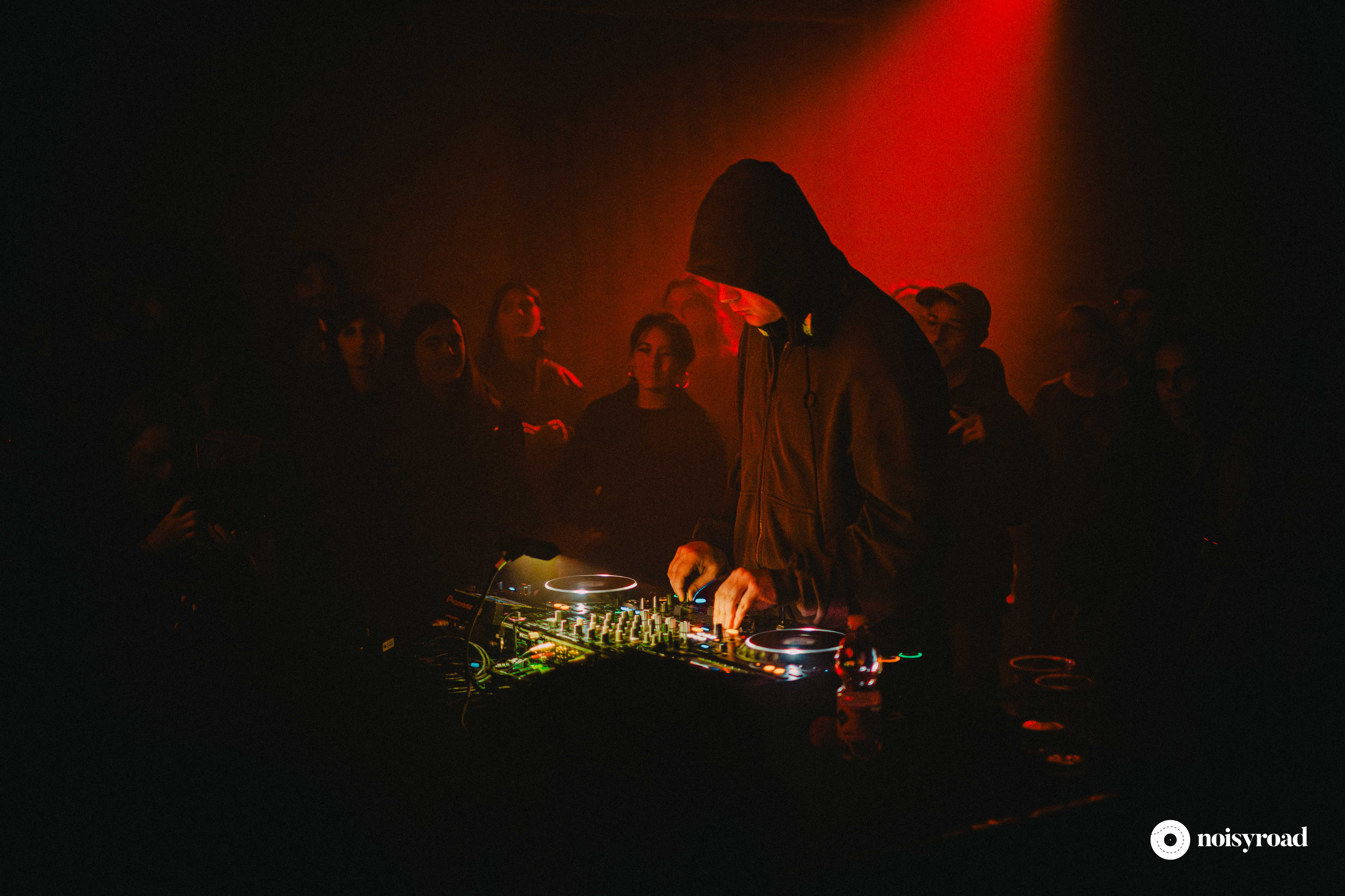 Mura Masa incappucciato durante il dj set all'Arci Bellezza di Milano