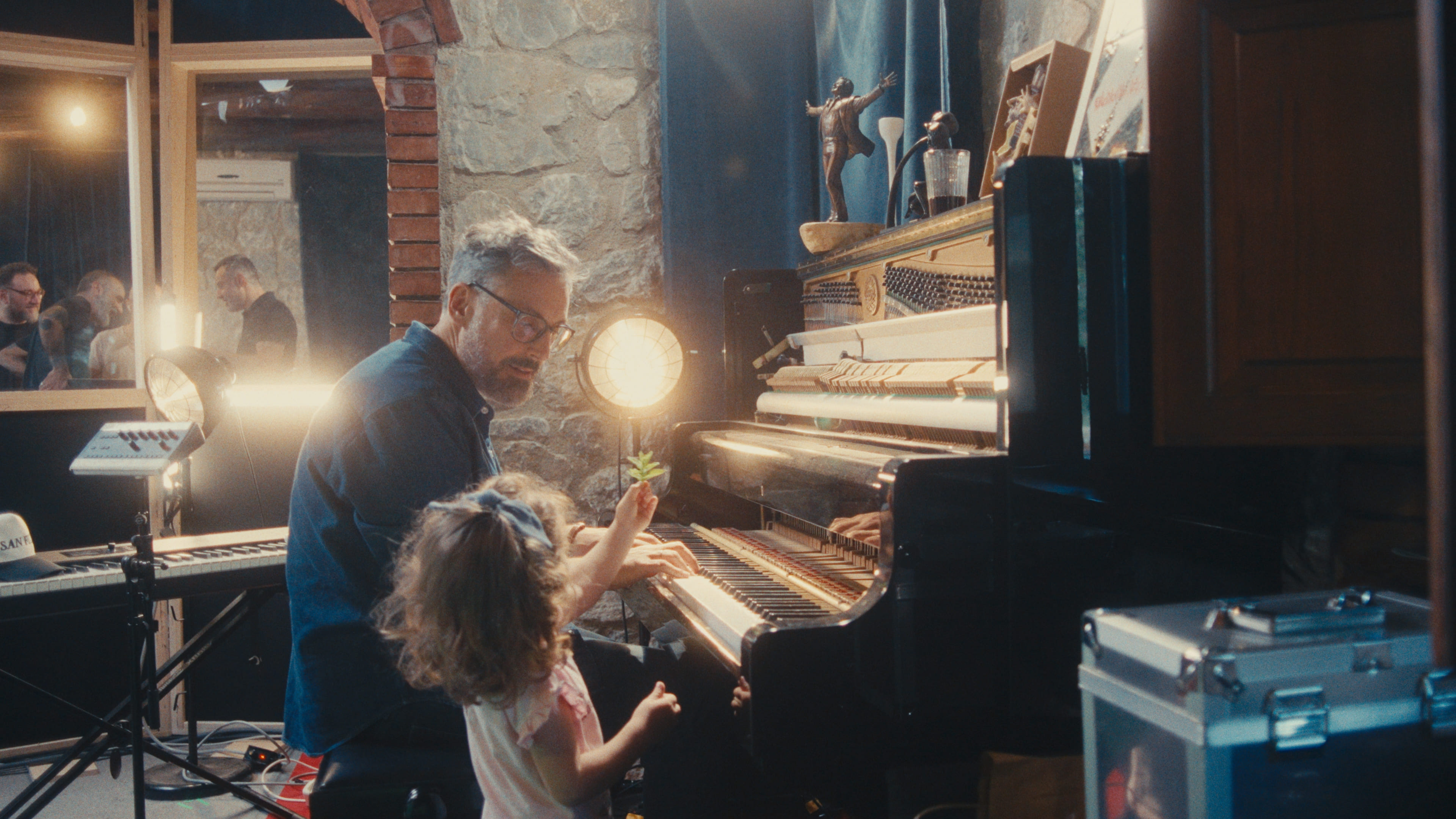 Brunori Sas in compagnia della figlia Fiammetta - dal doc. di Giacomo Triglia "Il tempo delle noci" Brunori Sas in compagnia della figlia Fiammetta - dal doc. di Giacomo Triglia "Il tempo delle noci"