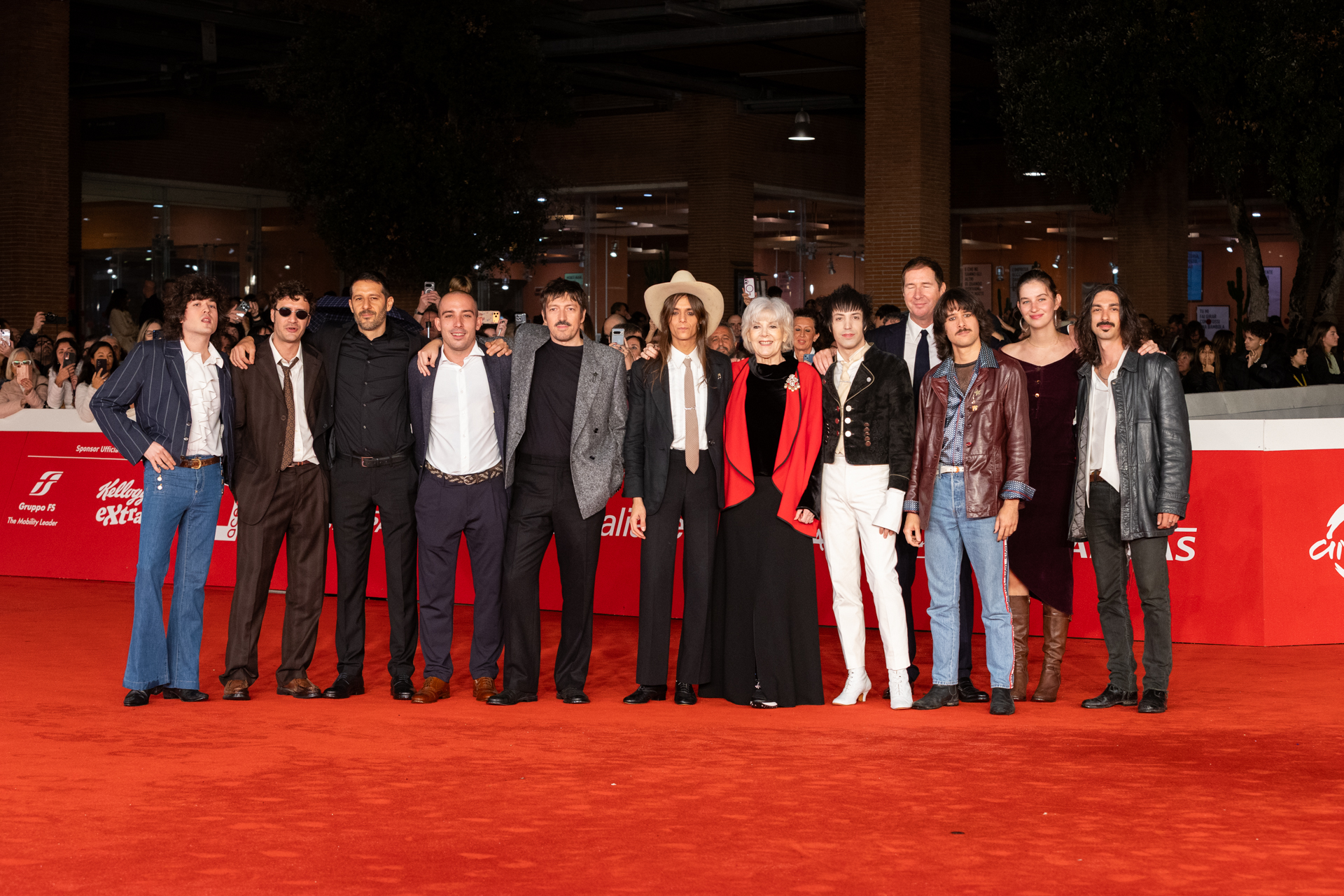Lucio Corsi con la banda e produttori sul red carpet della Festa del Cinema di Roma 2025
