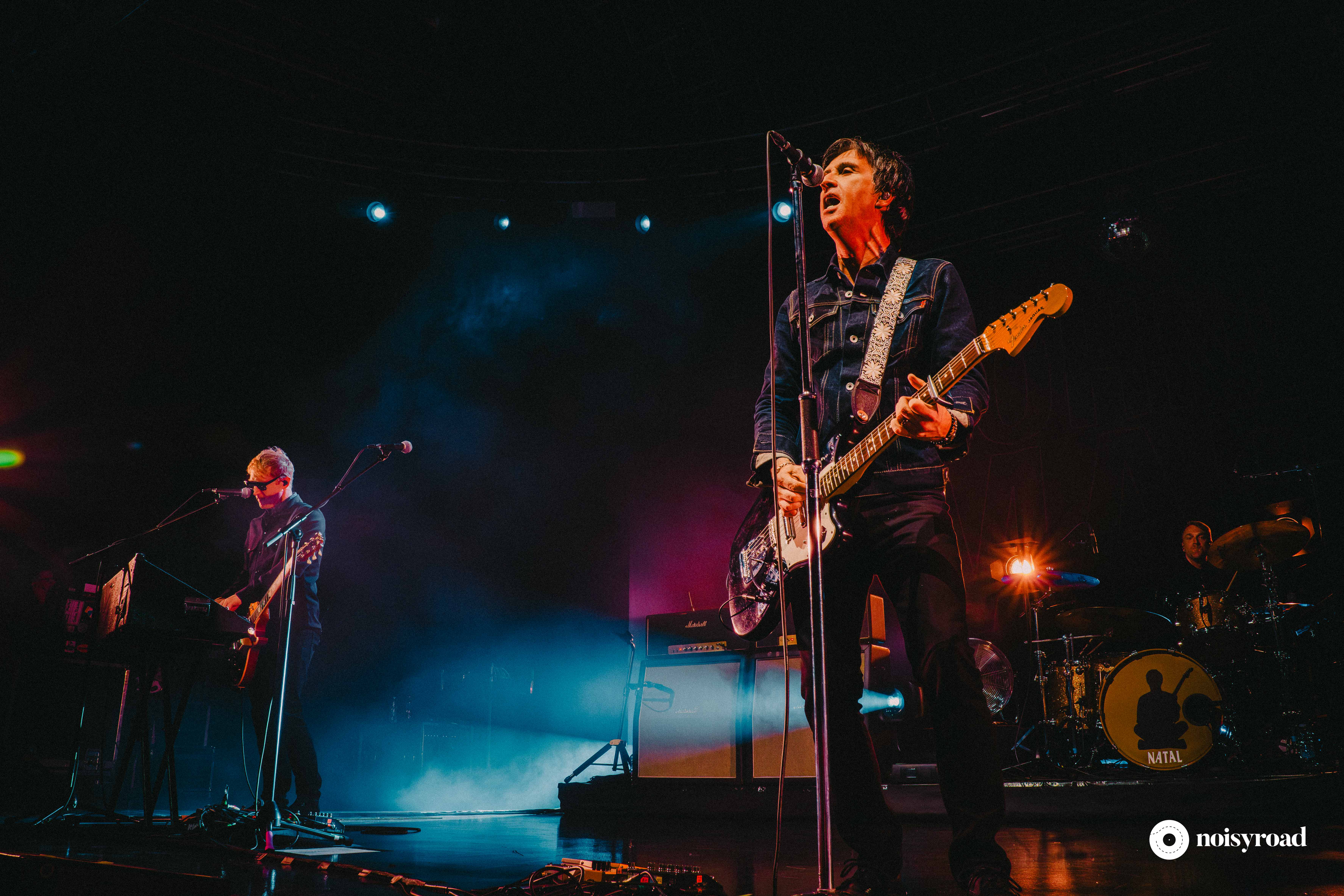 Johnny Marr con la sua band sul palco del Fabrique di Milano