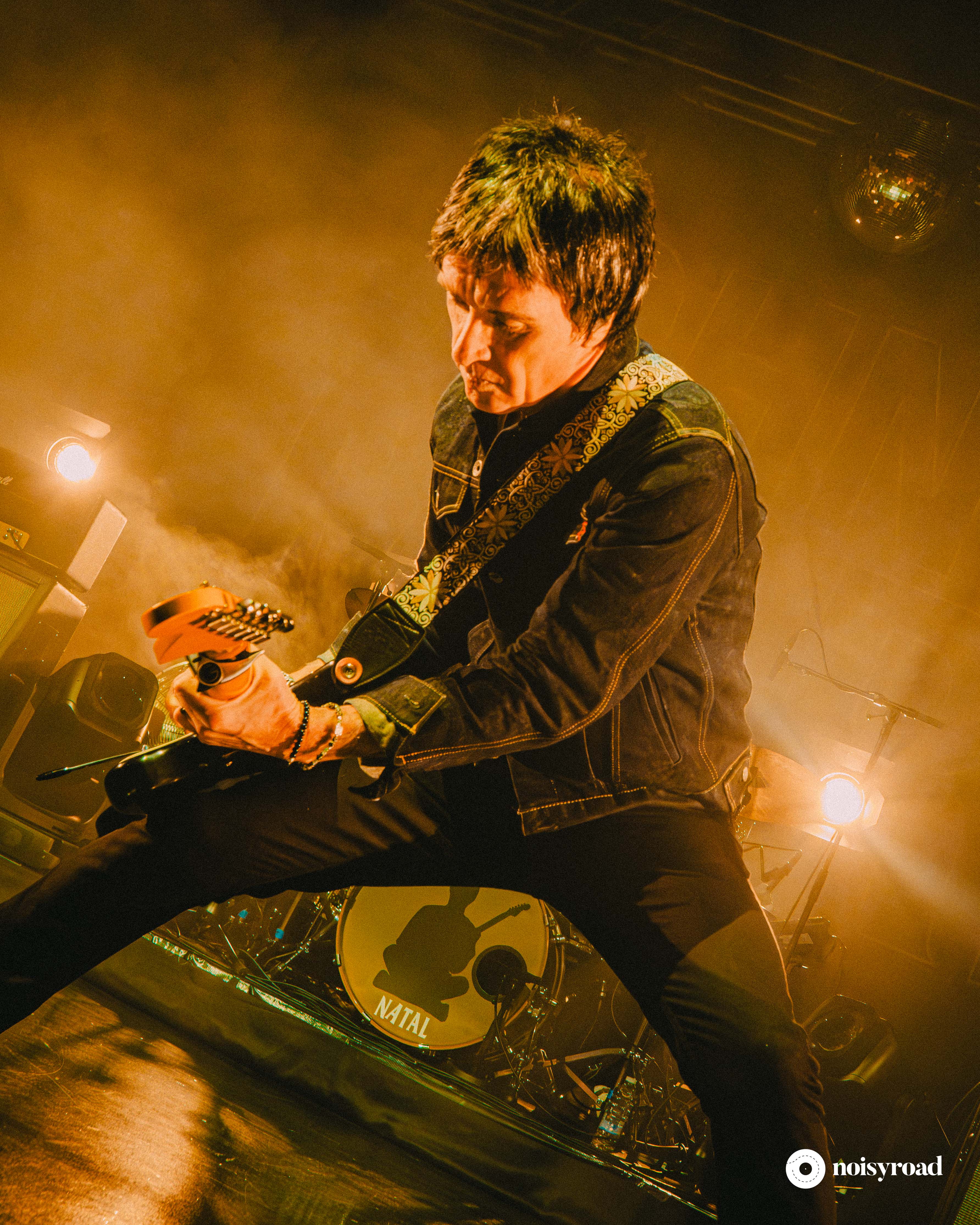 Jonny Marr mentre suona la chitarra al Fabrique di Milano
