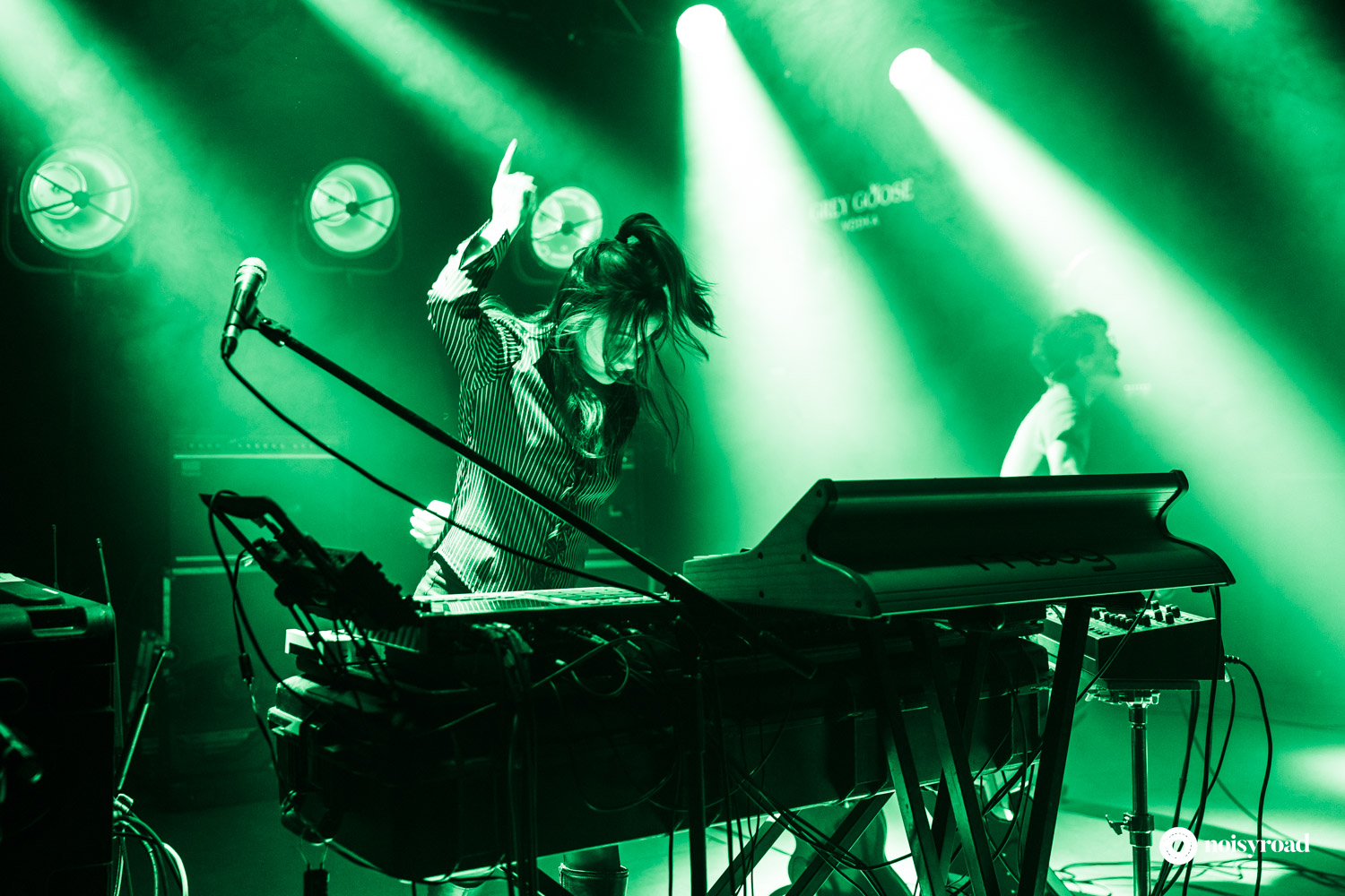 Aidan Noell dei Nation of Language mentre suona ai Magazzini Generali di Milano