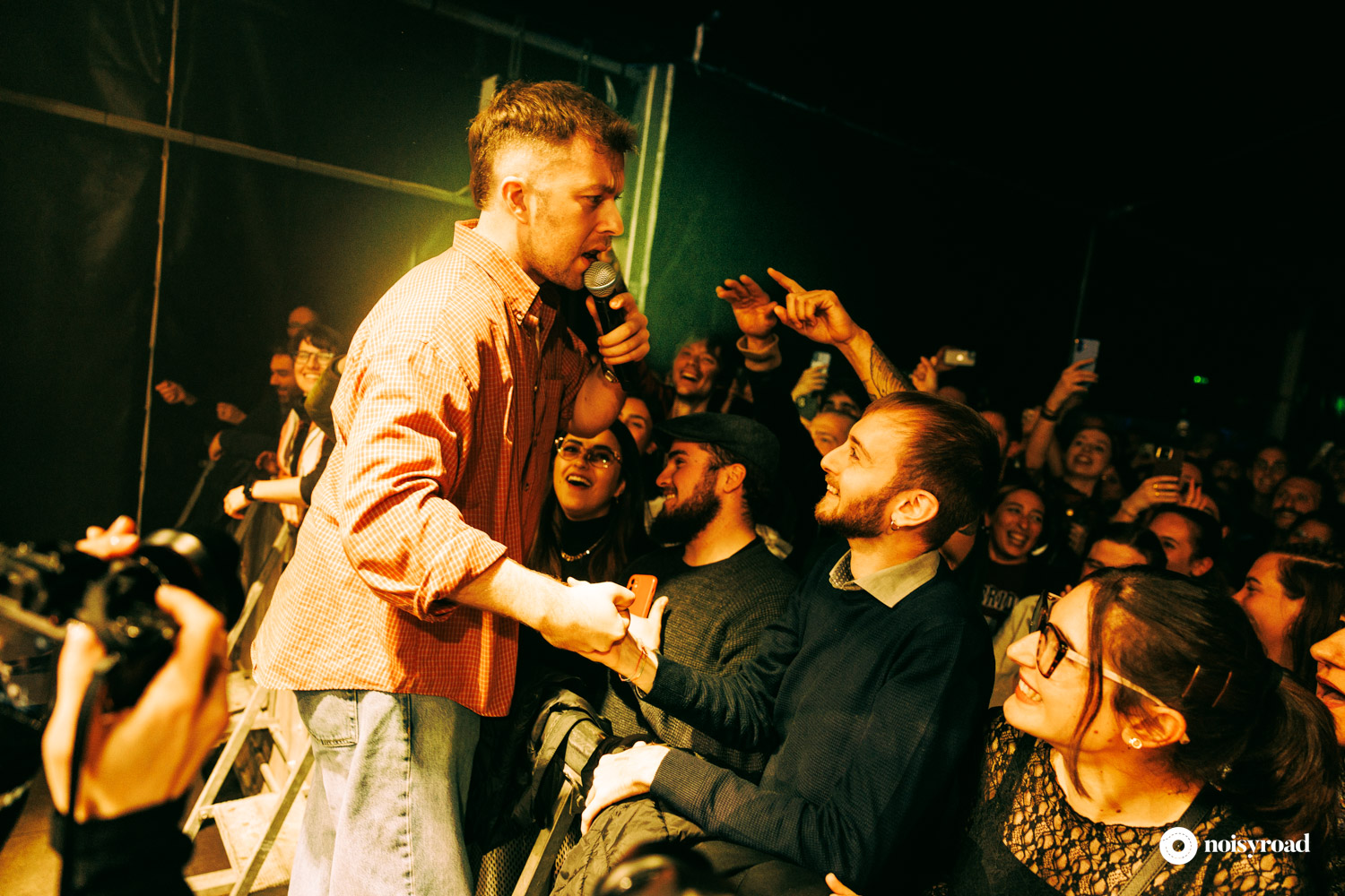 Eddie Keogh dei Kingfishr canta con i fan a Milano