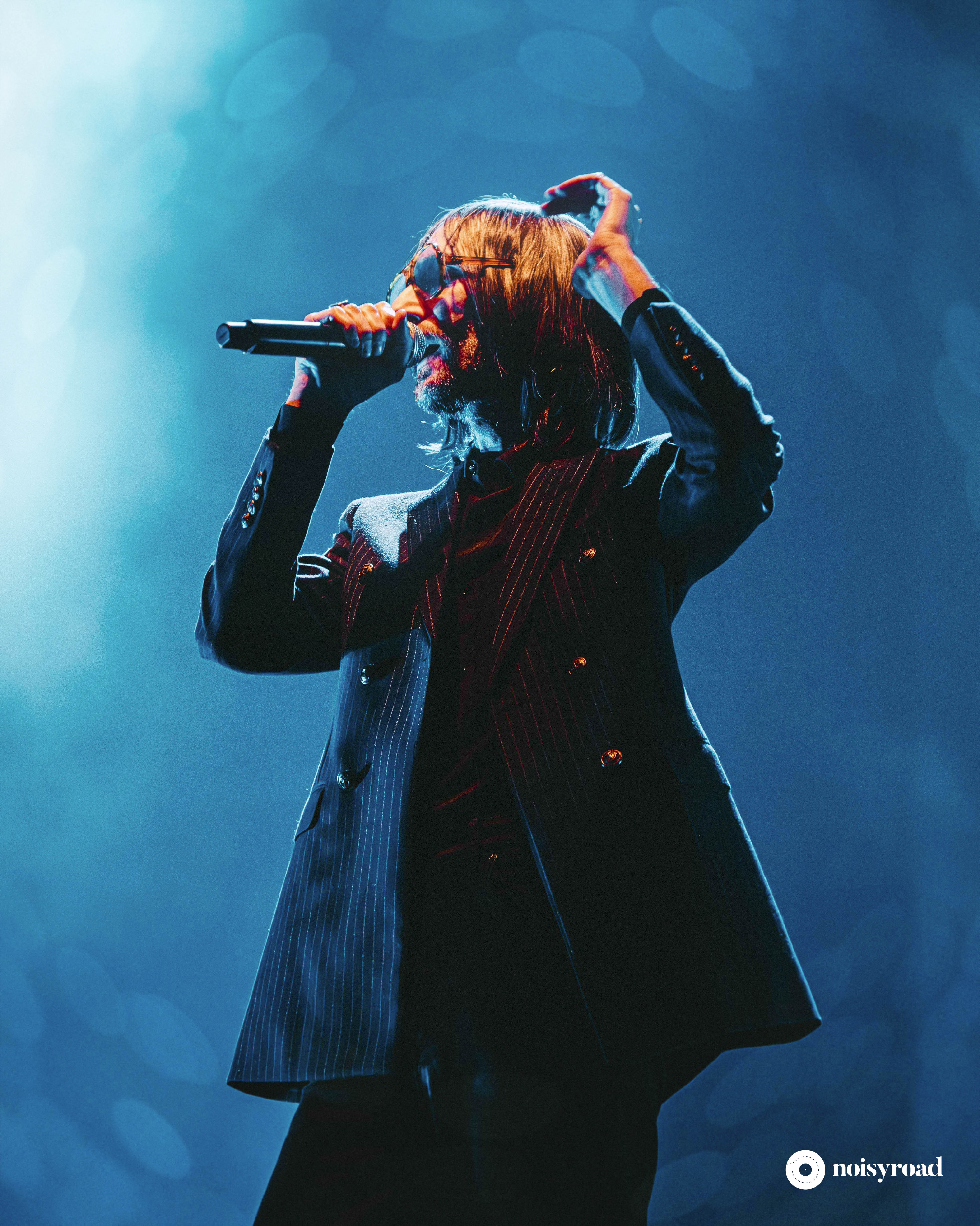 Francesco Bianconi, frontman dei Baustelle, canta al Forum di Assago, Milano, 2025