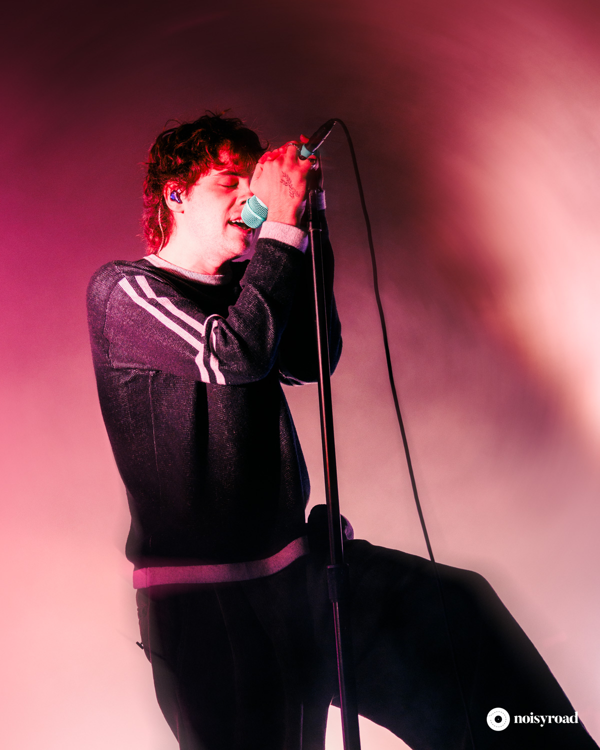 Otis Pavlovic, frontman dei Royel Otis, canta al Fabrique di Milano, 2025