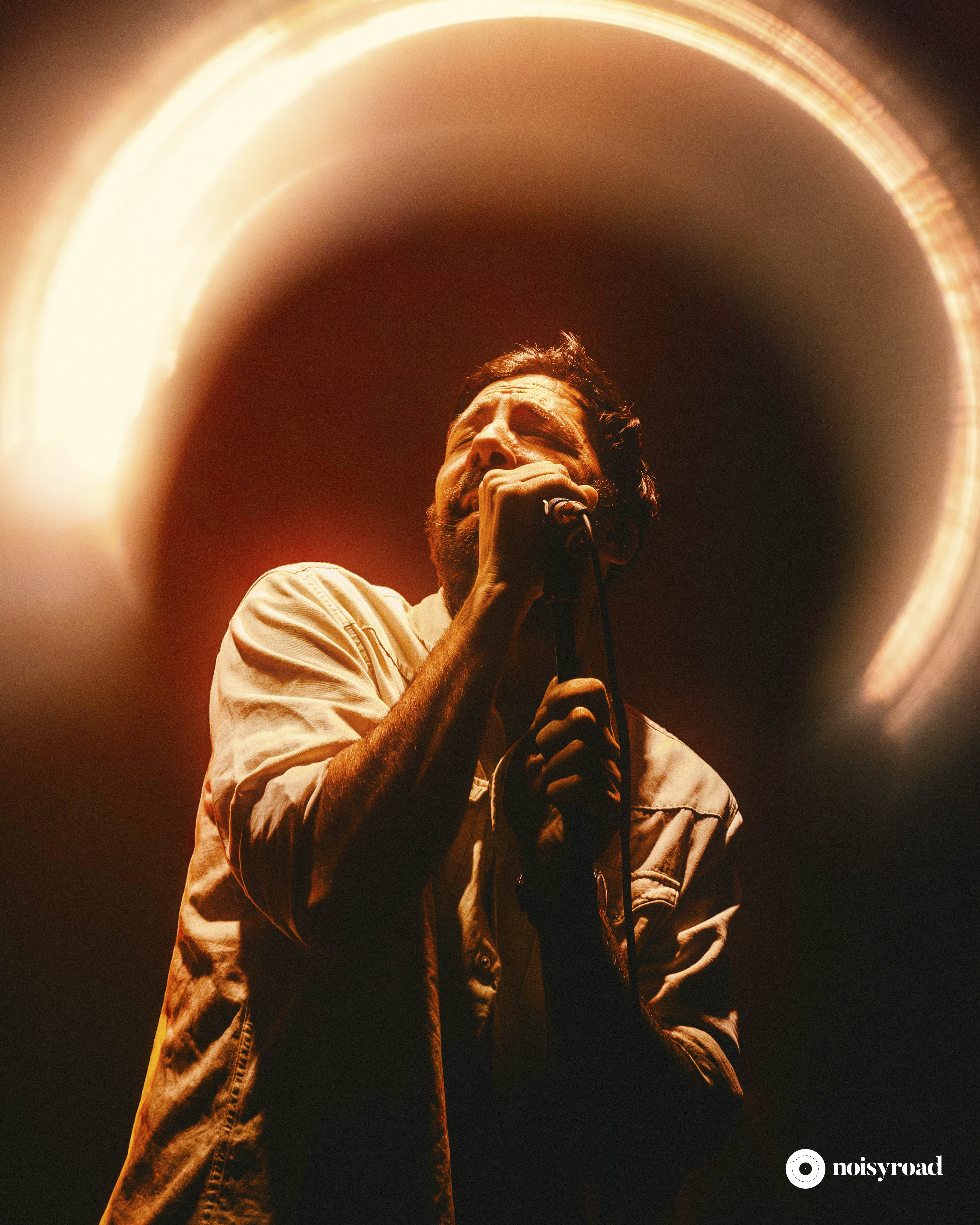 Maurizio Carucci mentre canta all'Arci Bellezza di Milano per il decennale di Marassi