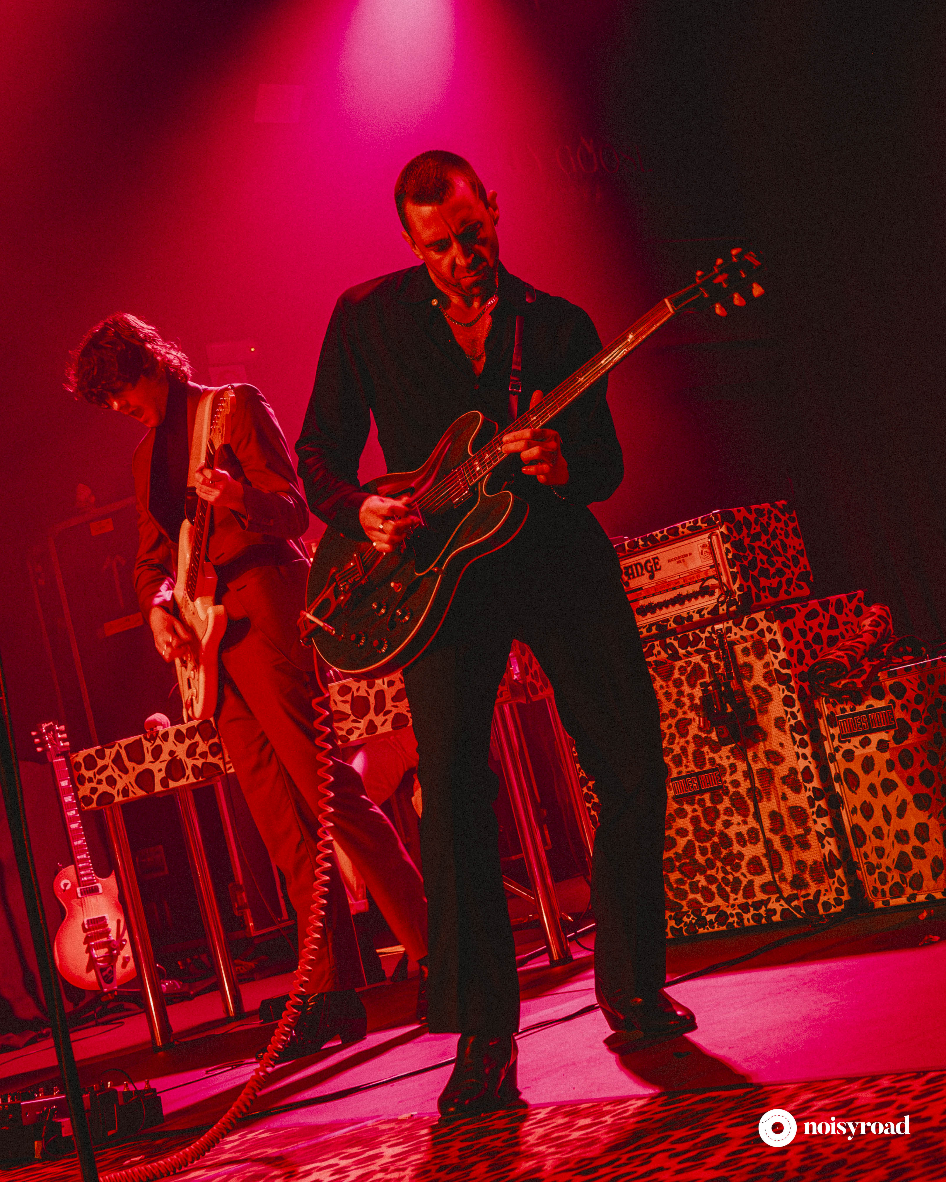 Miles Kane suona a Milano con un look alla Tony Montana