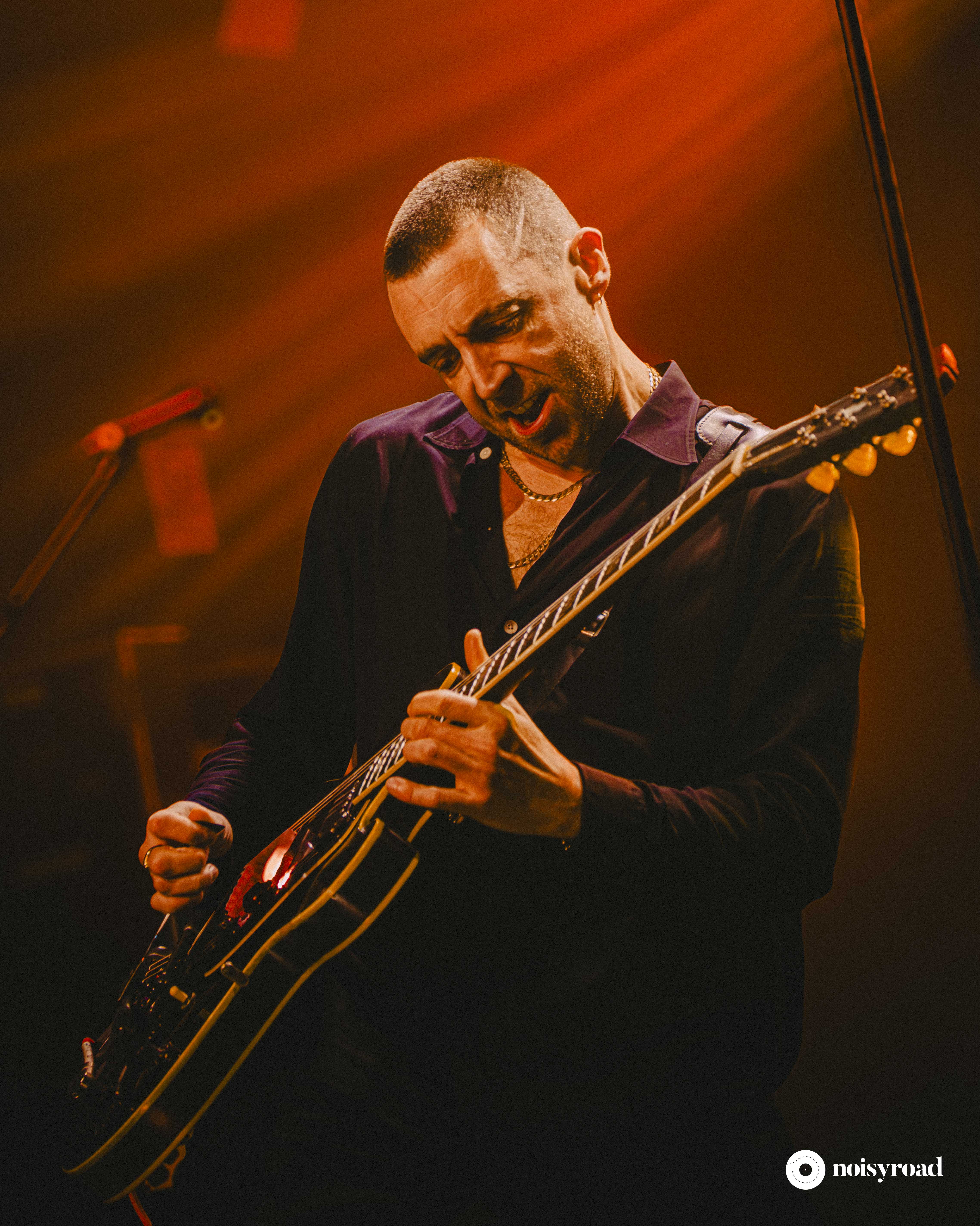 Miles Kane mentre suona la chitarra ai Magazzini Generali di Milano, 2026