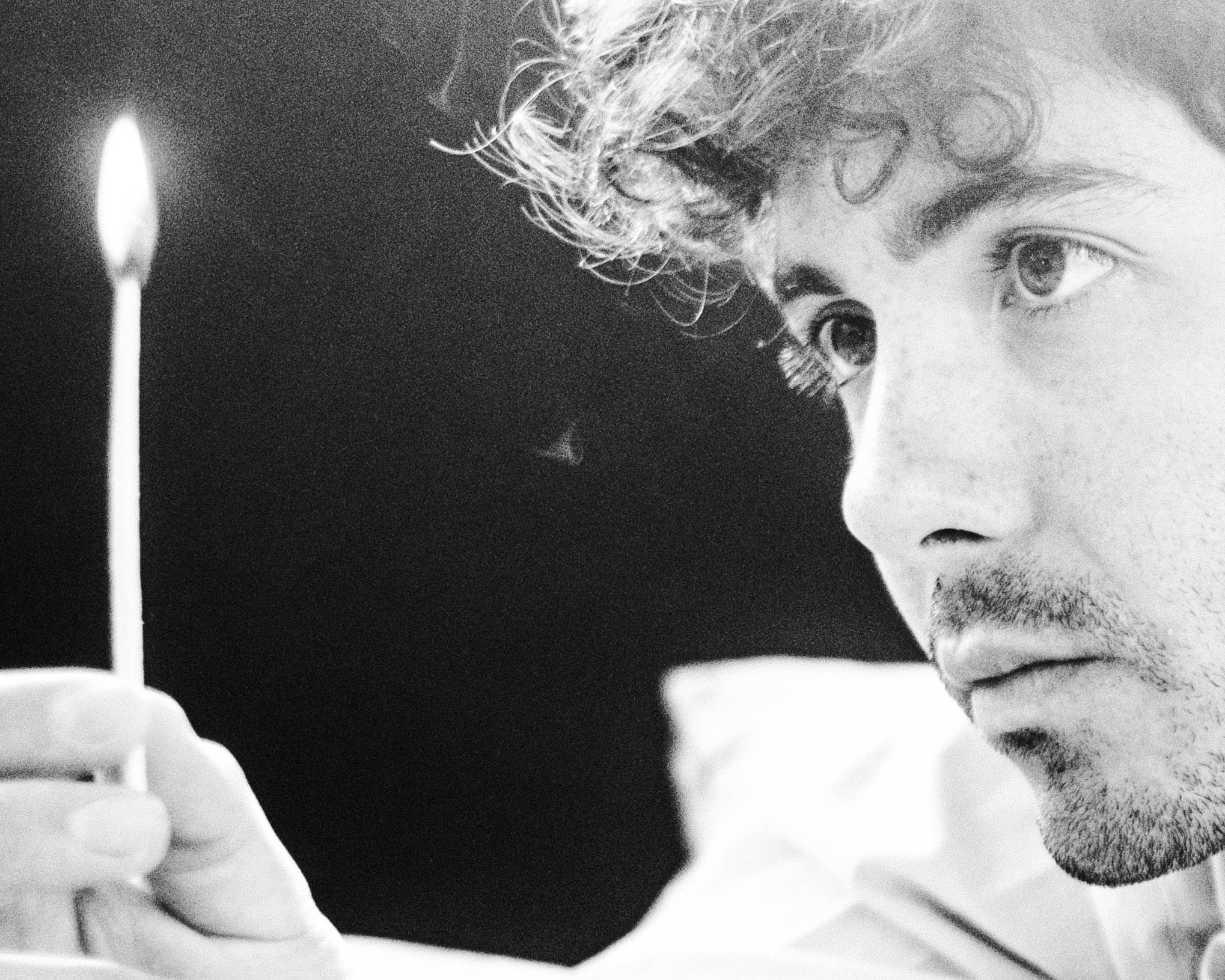 Fulminacci foto promo per l'uscita di Calcinacci. La nostra recensione