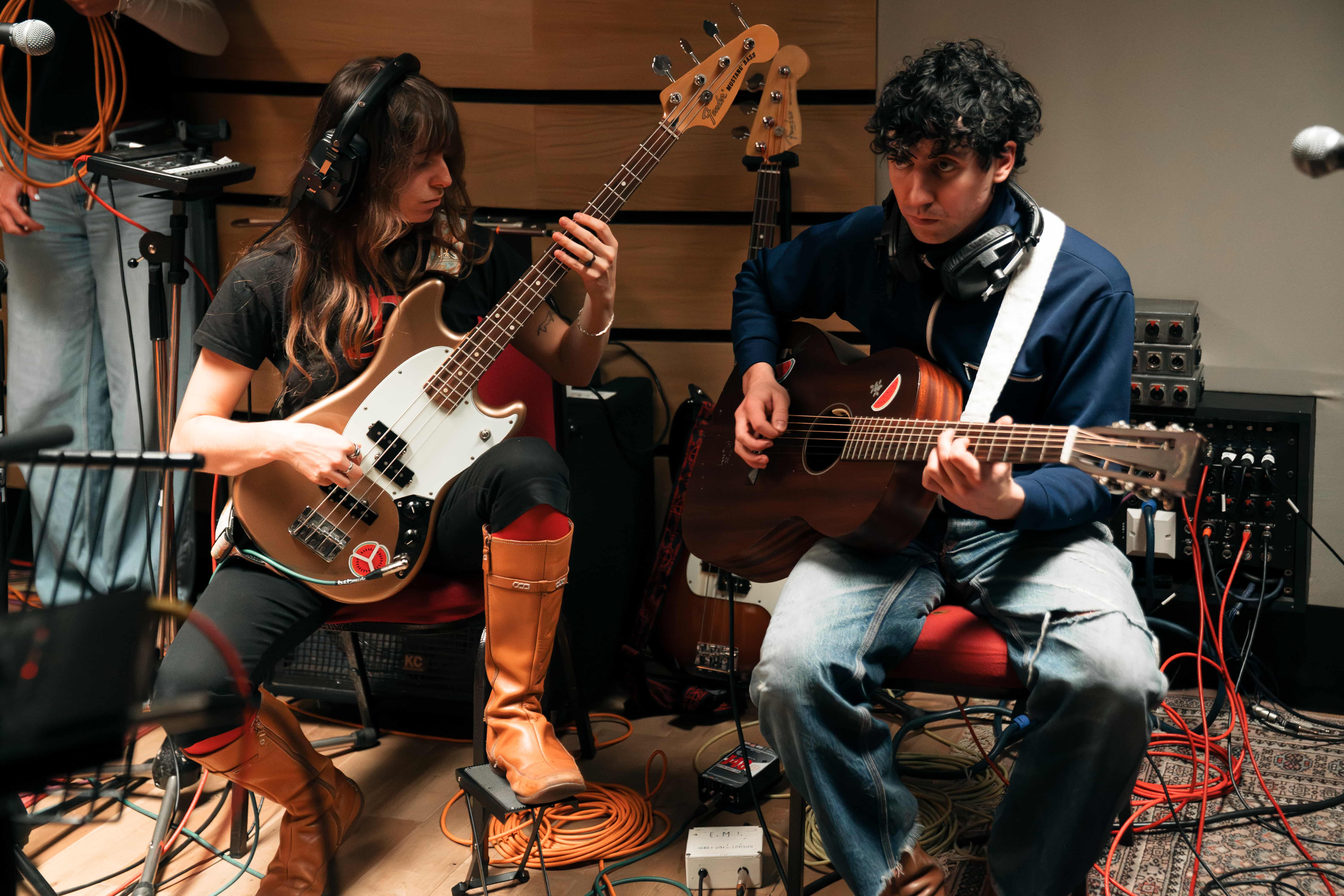 I Black Country, New Road durante le registrazioni di "HELP(2)" agli Abbey Road Studios