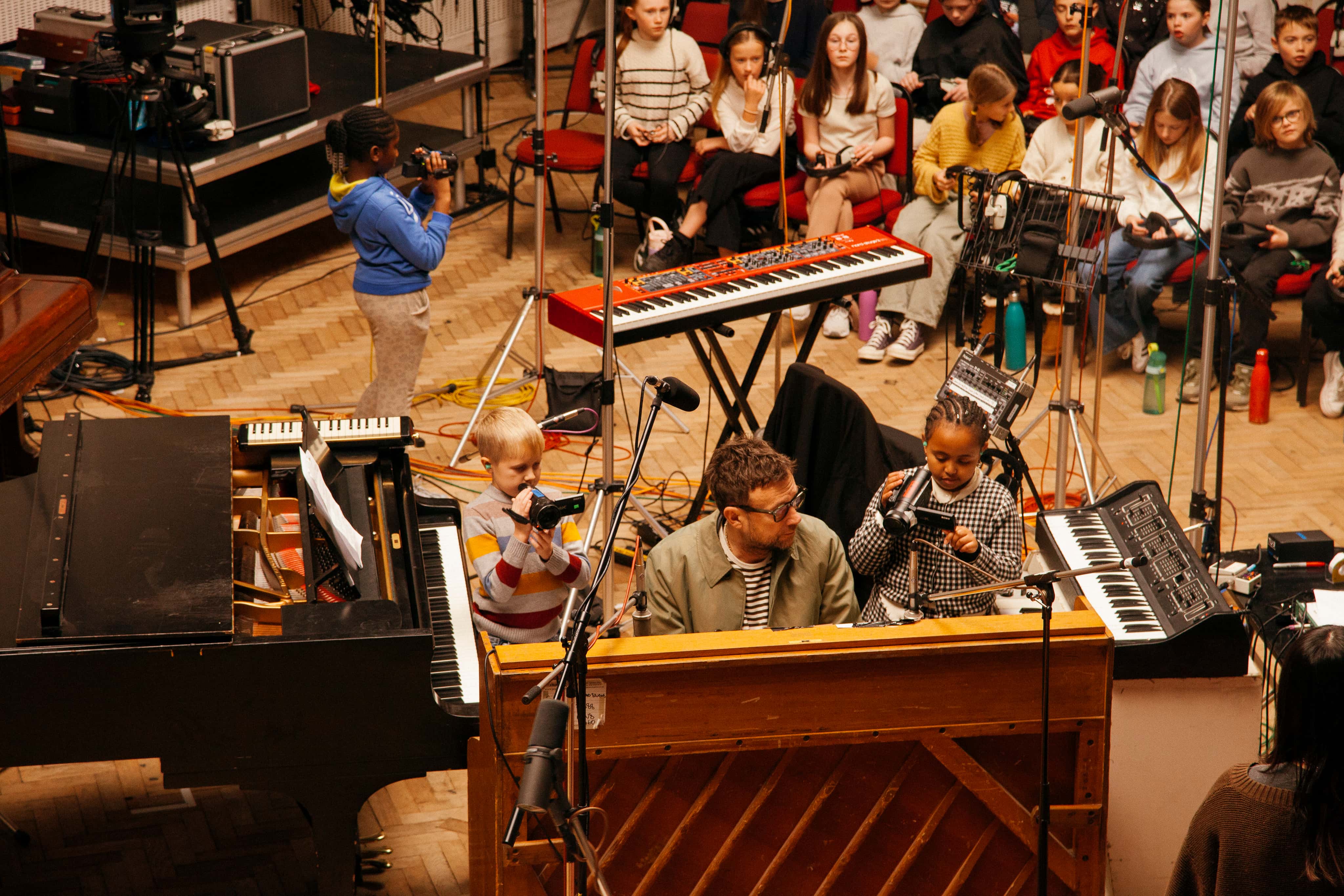 Damon Albarn durante le registrazioni di "HELP(2)" agli Abbey Road Studios