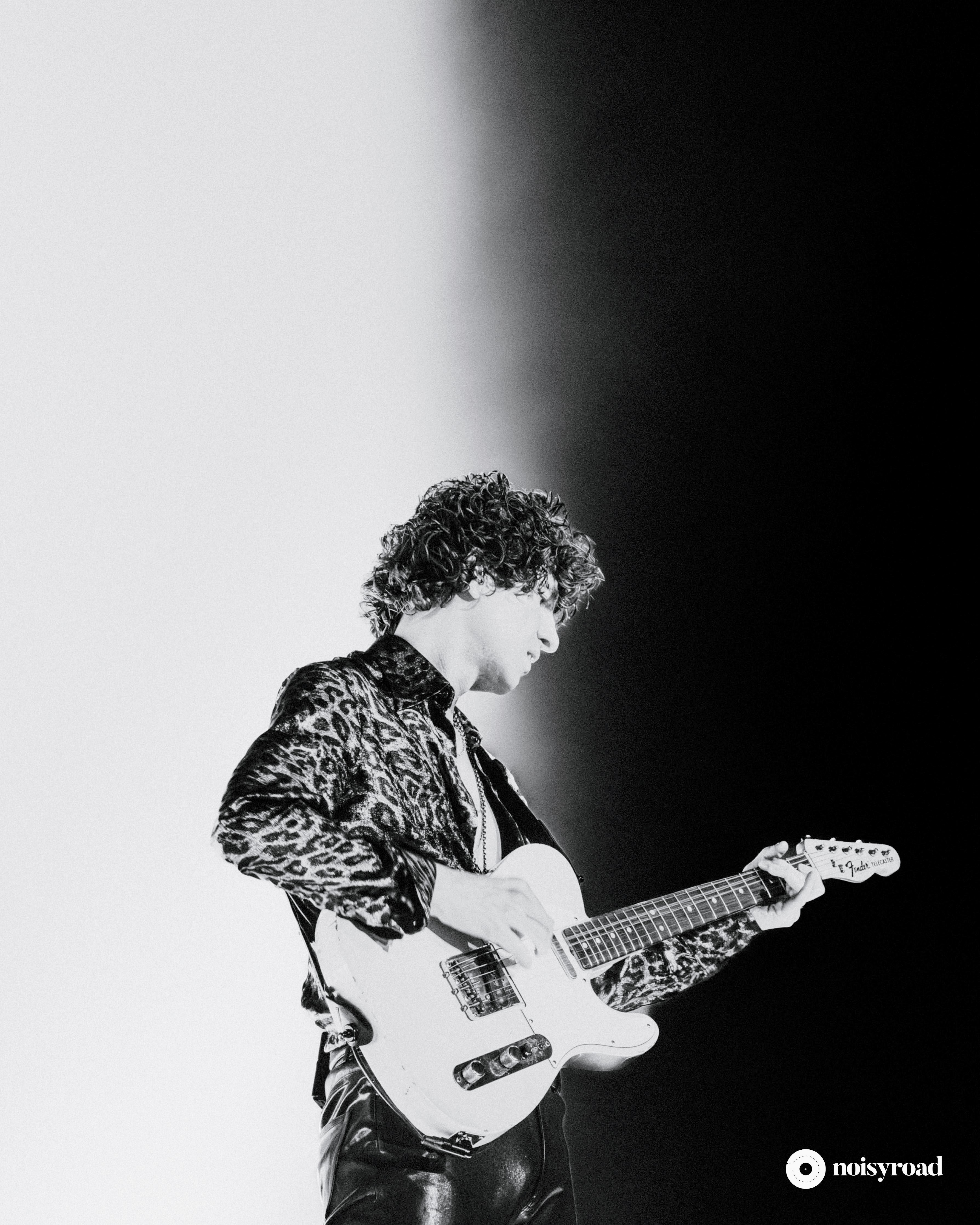 Luke Pritchard, il frontman dei Kooks, mentre suona al Fabrique di Milano, 2026