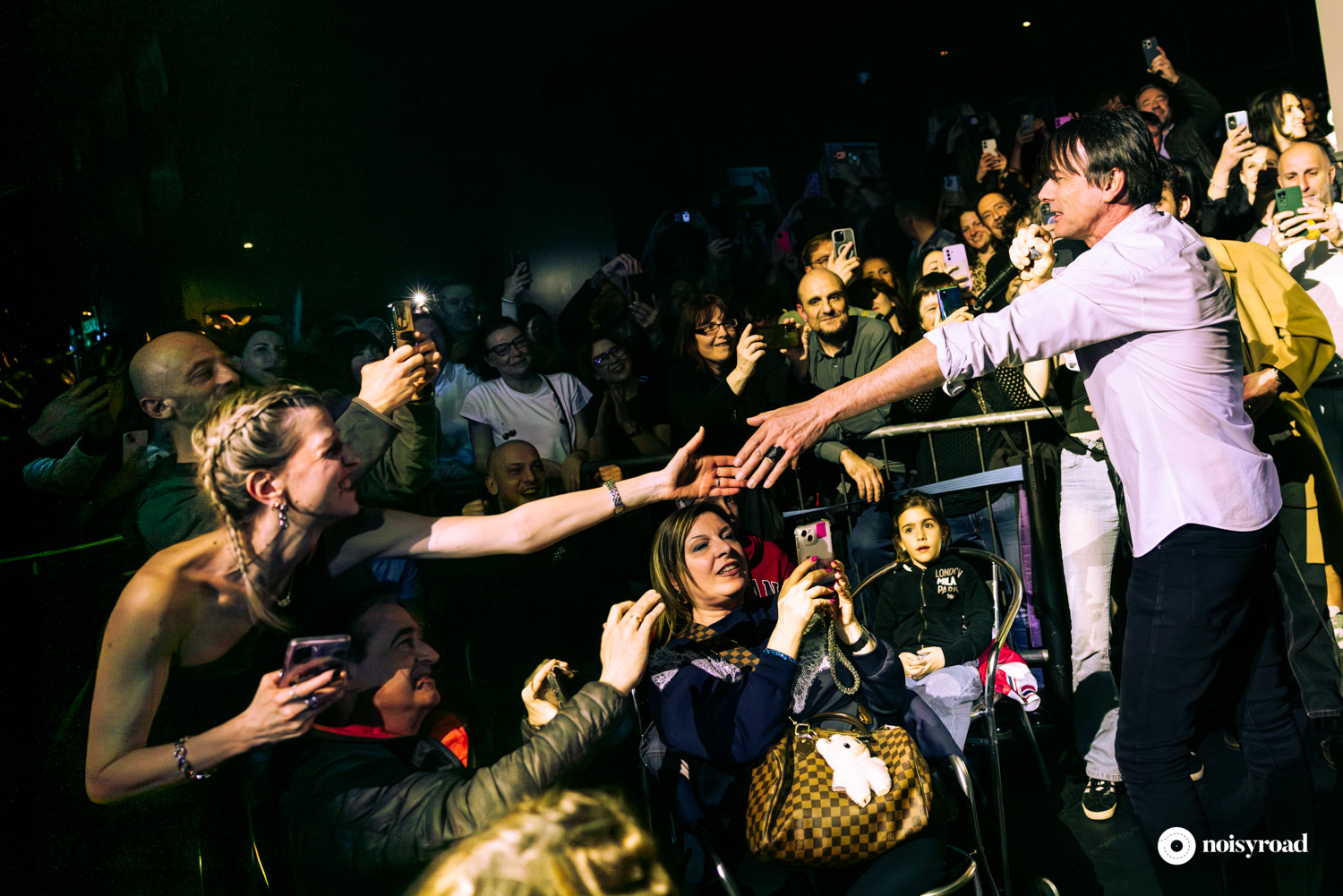 Brett Anderson dei Suede mentre scende dal palco per cantare con i fan al Fabrique di Milano, 2026