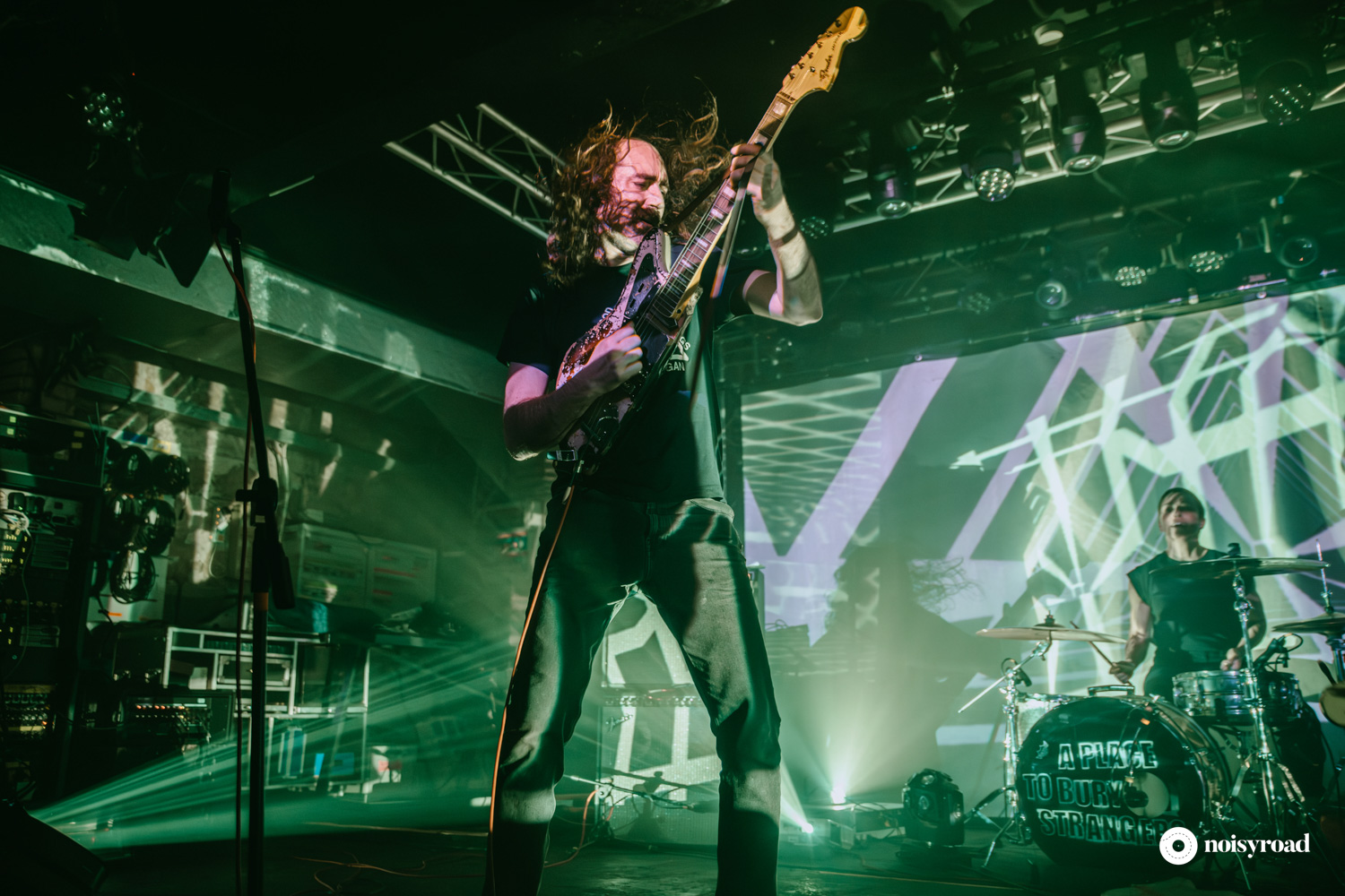Oliver Ackermann degli A Place to Bury Strangers sul palco a Roma