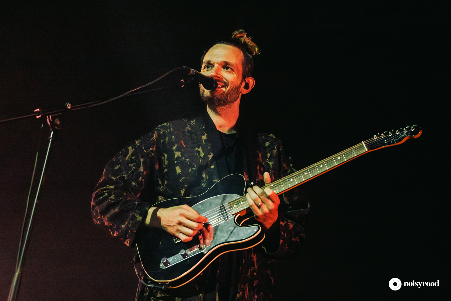 Apparat mentre suona la sua Fender Telecaster durante il concerto a Milano