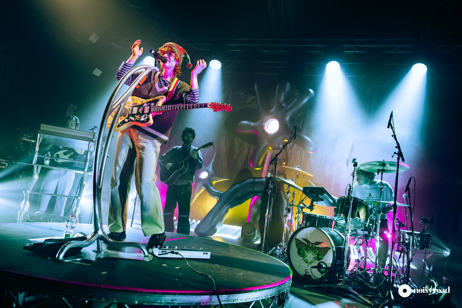 Cavetown con band sul palco dei Magazzini Generali a Milano, 2026