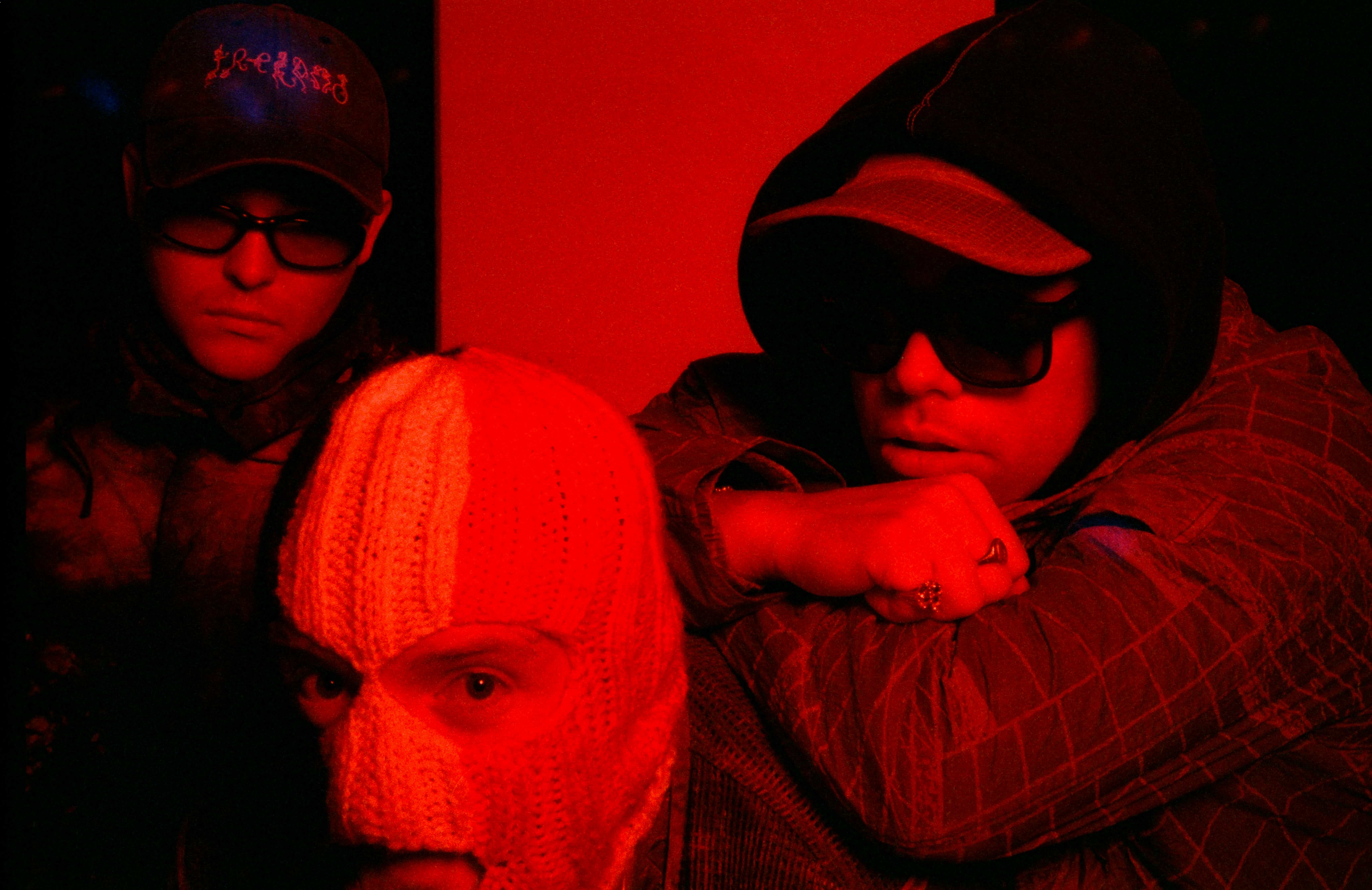 I KNEECAP: Mo Chara, Móglaí Bap e DJ Próvaí