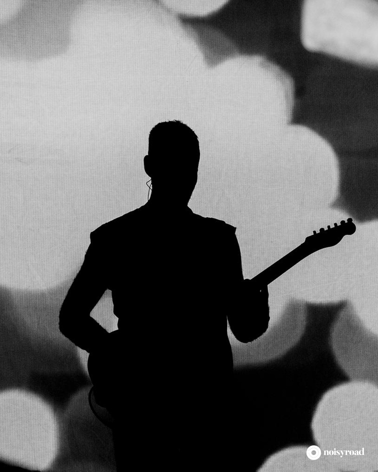 Silhouette di Mike Kinsella degli American Football live all'Alcatraz di Milano, 2026