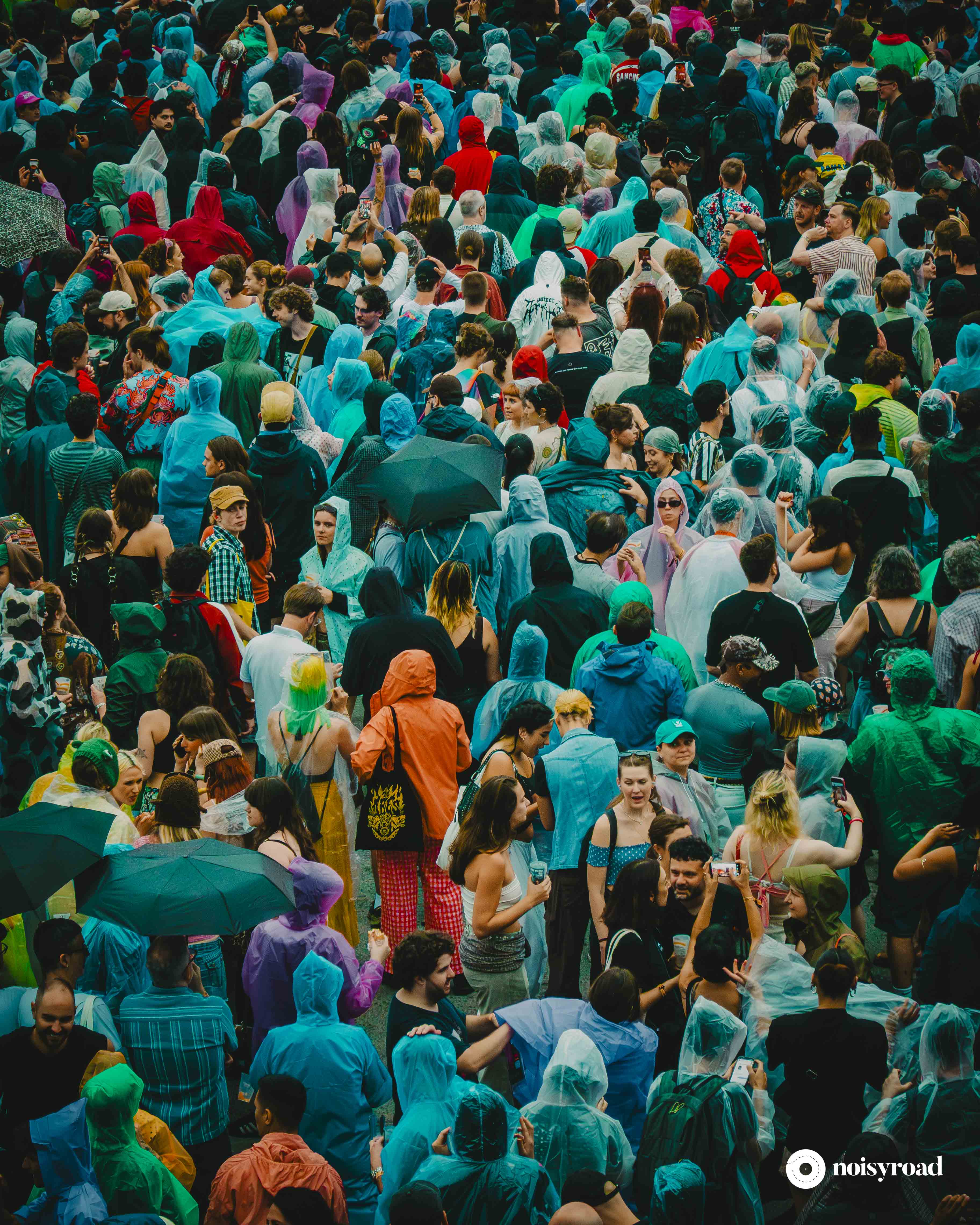 Il pubblico del Primavera Sound 2026 sotto la pioggia durante la prima giornata dell'edizione 2026