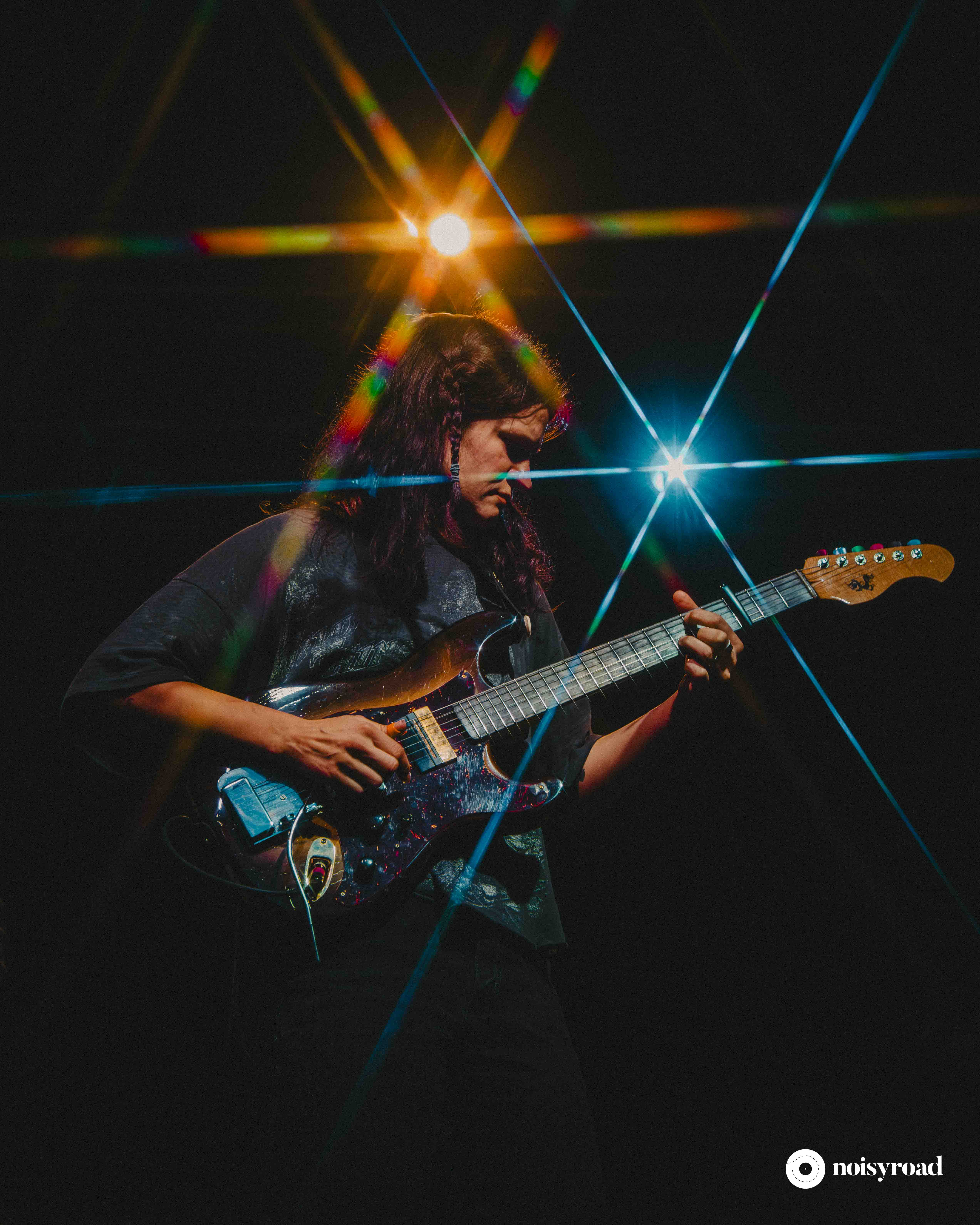 Adrianne Lenker dei Big Thief, mentre suona la chitarra al Circolo Magnolia, Milano, 2026 Adrianne Lenker dei Big Thief, mentre suona la chitarra al Circolo Magnolia, Milano, 2026