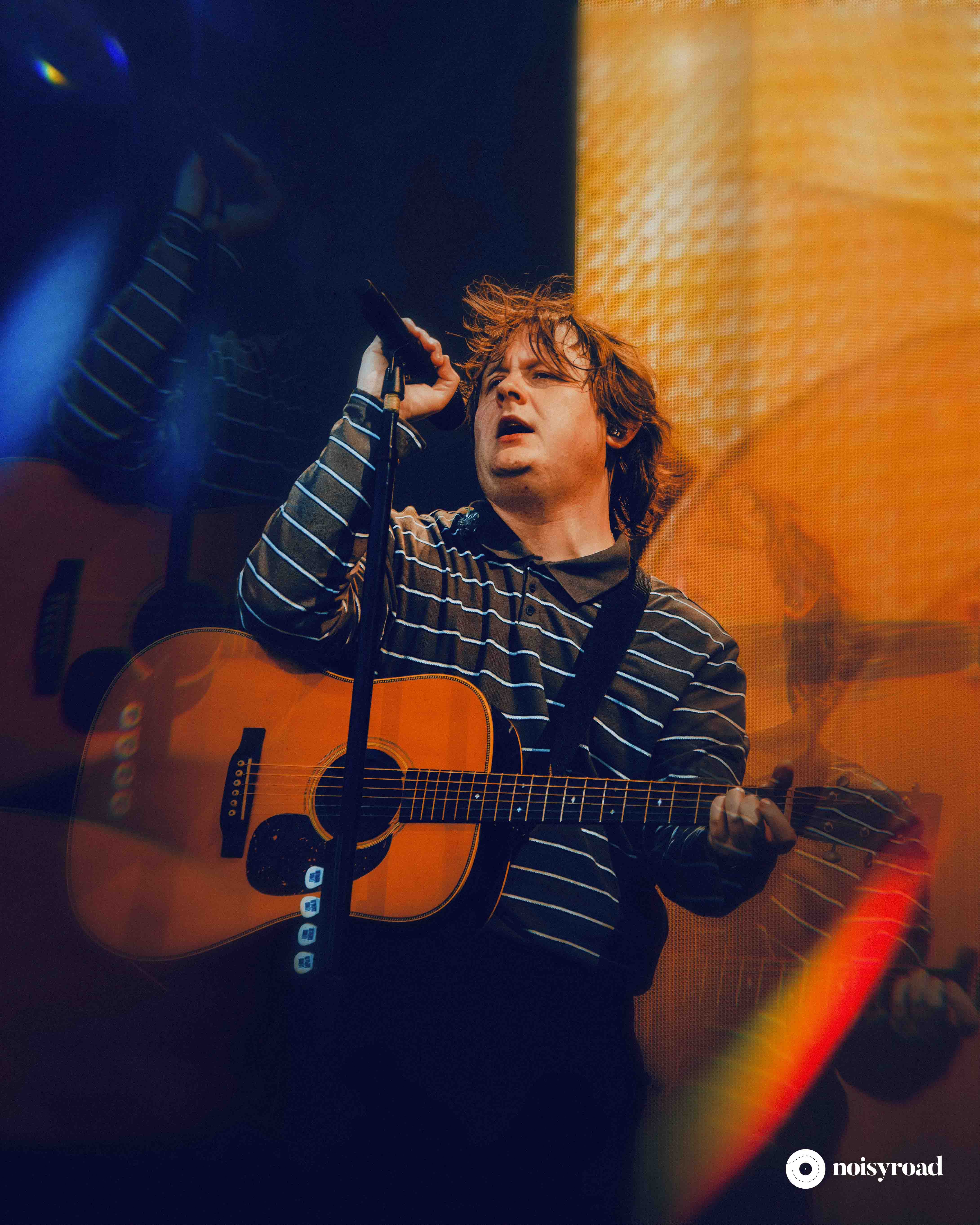 Lewis Capaldi mentre canta e suona la chitarra a Fiera Milano Live 2026 Lewis Capaldi mentre canta e suona la chitarra a Fiera Milano Live 2026