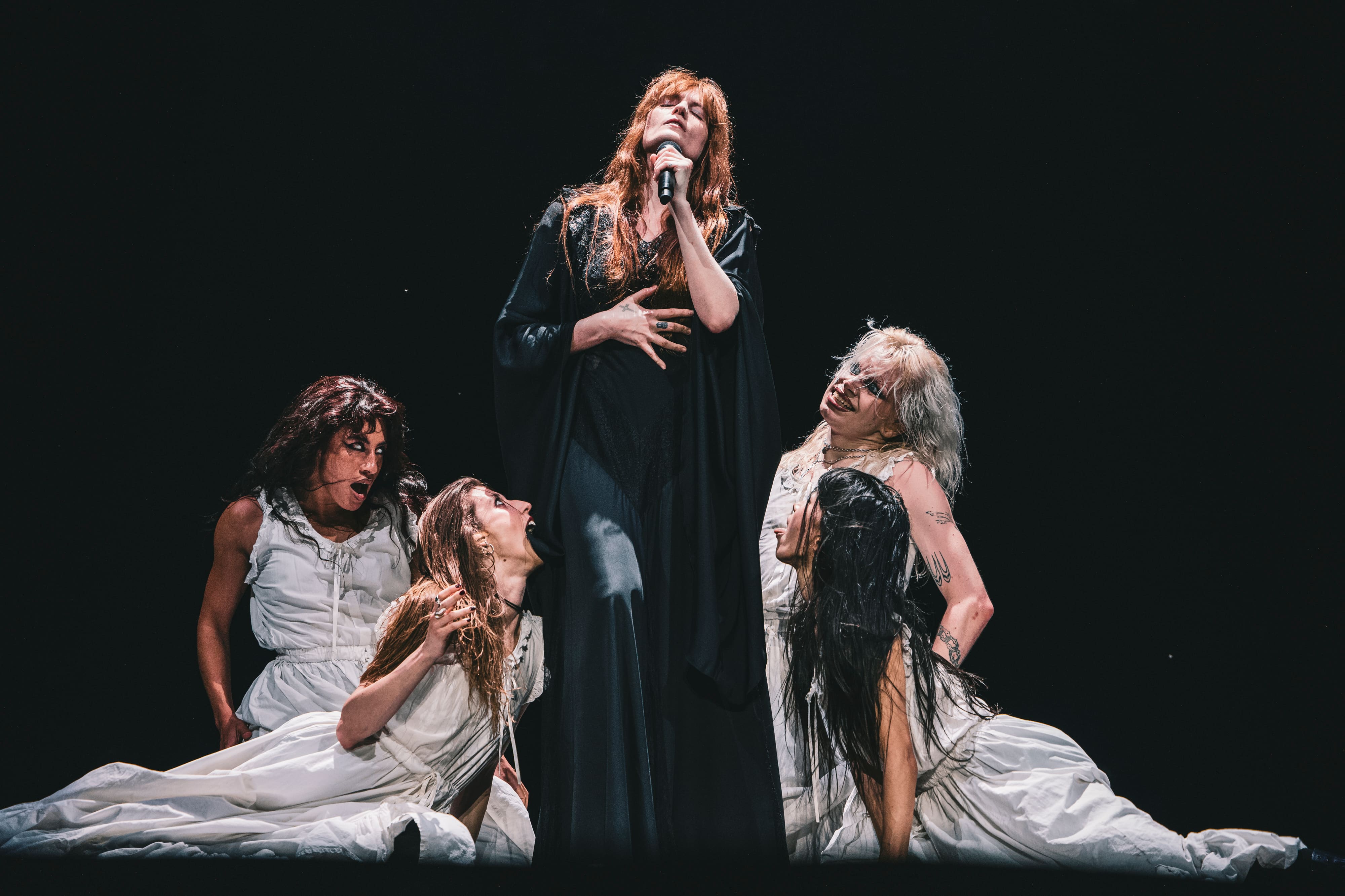 Florence Welch dei Florence + The Machine circondata dalle ballerine sul palco degli I-Days Milano 2026