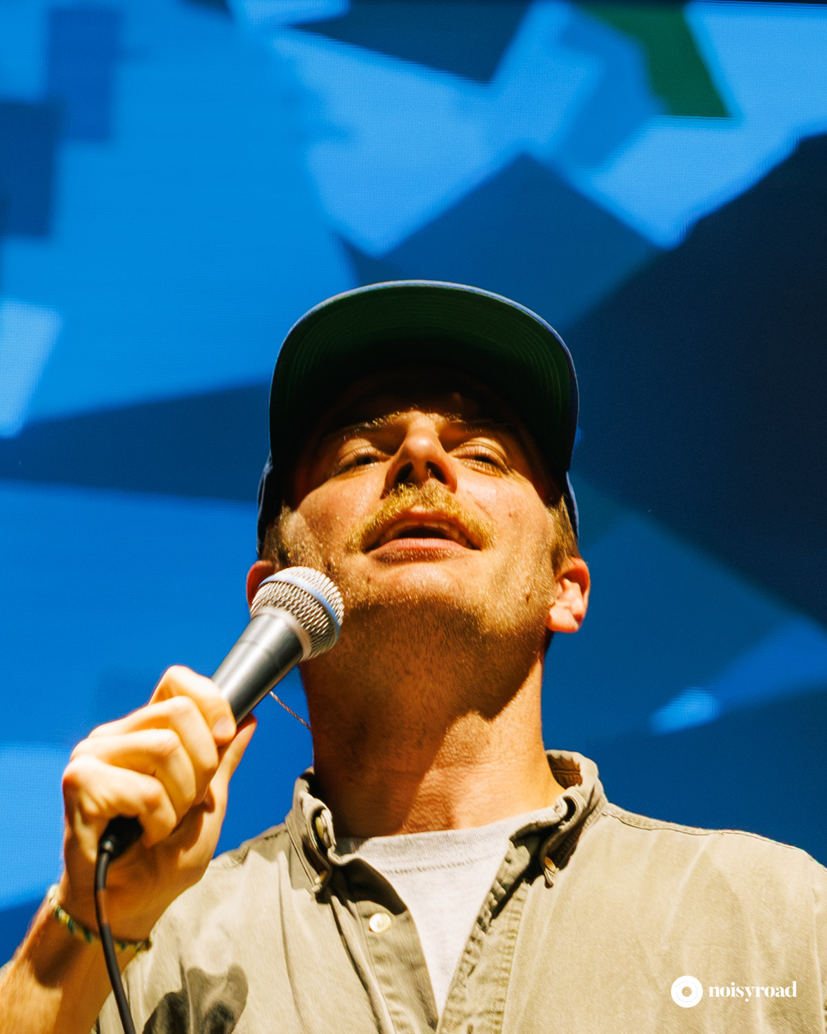 Primo piano su Mac DeMarco mentre canta a Milano nel 2026