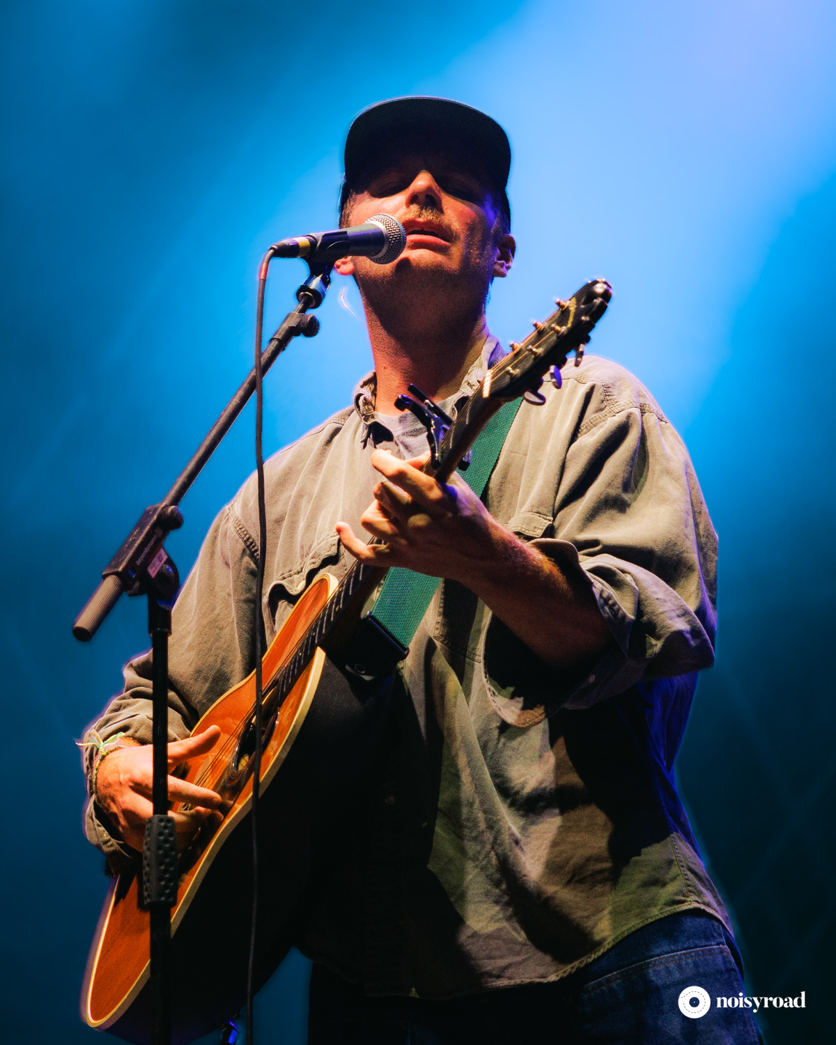 Mac DeMarco canta e suona la chitarra acustica a Milano
