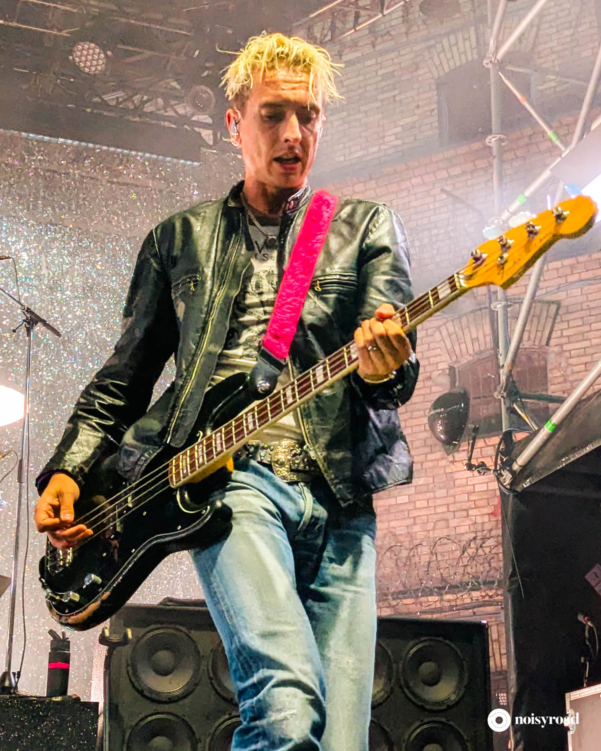 Il bassista dei Wolf Alice, Theo Ellis, in concerto nell'ex carcere di Vilnius, Lituania, Lukiškių kalėjimas 2.0, 2026