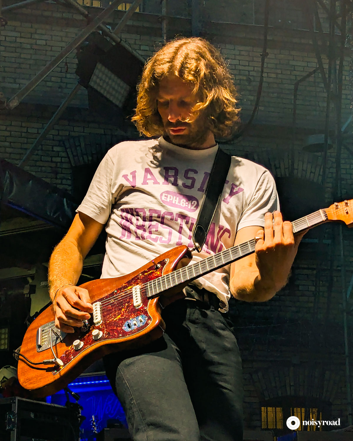 Il chitarrista dei Wolf Alice, Joff Oddie, in concerto nell'ex carcere di Vilnius, Lituania, Lukiškių kalėjimas 2.0, 2026